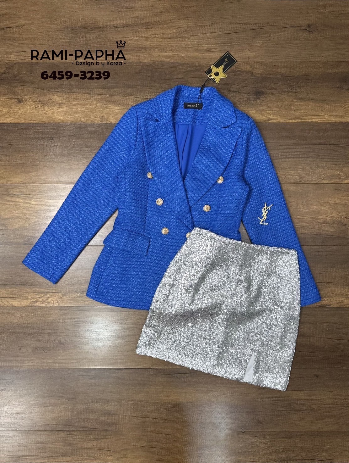 Label :: RAMI-PAPHA(รมิปภา) Detail :: สูท+กระโปรง+เข็มกลัด สูทเนื้อเนื้อผ้าทวีตสีสันสดใสผสมดิ้นวิ๊งยิ่งโดนแสงยิ่งสวยยิ่งหรู กระดุมหน้าสีทองสวยหรูโดดเด่น กระเป๋าใช้งานได้จริง ไหล่มีฟองน้ำให้ดูสง่า ปลายแขนเสื้อด้านหลังแต่งกระดุมสีทอง ซับในงานสูทแท้อย่างดีทั