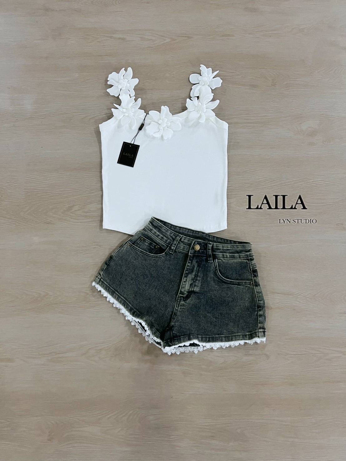 SETเสื้อ+กางเกง เสื้อสายเดี่ยวงานทรงสวยดีไซน์แต่งอะไหล่ดอกไม้ช่วงอกและสายเสื้อ มาในโทนสีขาวเรียบหรู มาพร้อมกางเกงขาสั้นงานยีนส์แท้💯 โทนสีฟอกเข้ม **งานแฟชั้นนำเข้า by laila** #byLaila #ชุดเซ็ท #เสื้อสีขาว #เสื้อสายเดี่ยว #กางเกงยีนส์ #แฟชั่นเวียดนา