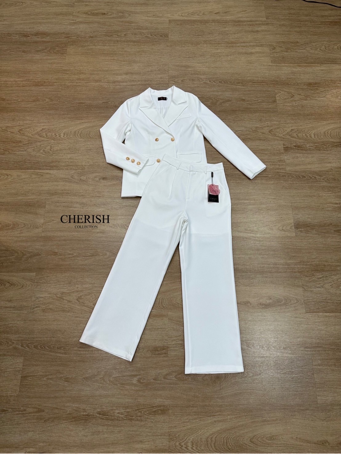 Setsuit เสื้อ+กางเกง ลุค CEO เรียบหรู ดูทันสมัย ทรงสวย ใช้ผ้าดี ใส่สบาย ตัวเสื้อสูทแต่งกระดุมทองมีกระเป๋า พร้อมซับในทั้งตัว มาพร้อมกับกางเกงขากระบอก มีกระเป๋า 2 ข้าง เซตนี้จะใส่ทำงาน หรือออกงานดูดีสุดๆค่ะ