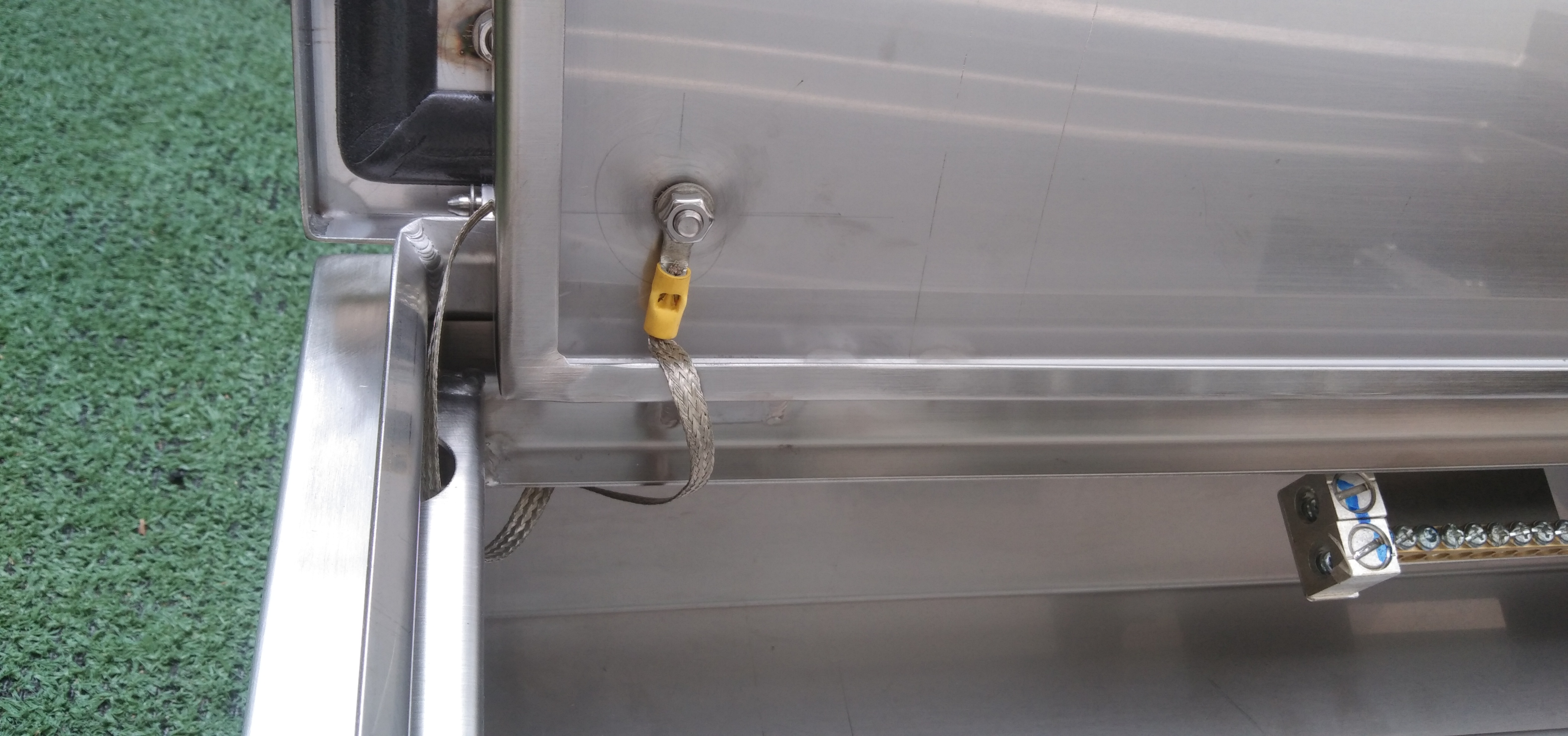 Main LUG 100A ตู้สแตนเลส 304 มีหลังคาสโลป W450xH650xD152mm. (24ช่อง)