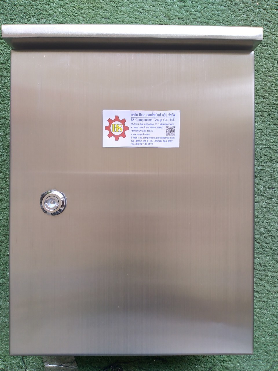 ตู้คอนโทรลสแตนเลส 304 กันน้ำ ฝาช้ันเดียว หลังคาสโลป W280xH350xD150mm. พร้อมหูยึด 4 มุม หนา 2มม.