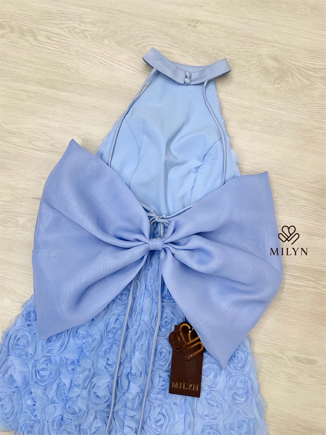 มินิเดรสแต่งดอกกุหลาบทั้งตัว ดีเทลเนื้อผ้าแบบ 3D ทำให้ชุดดูโดดเด่นมากขึ้น คอฮัลเตอร์ช่วยเสริมลุคให้ดูเพรียวและหรูขึ้นไปอีกขั้น ด้านหลังเปิดหลังสวย พร้อมโบว์ใหญ่สุดละมุนเป็นไฮไลต์ของชุด ใ