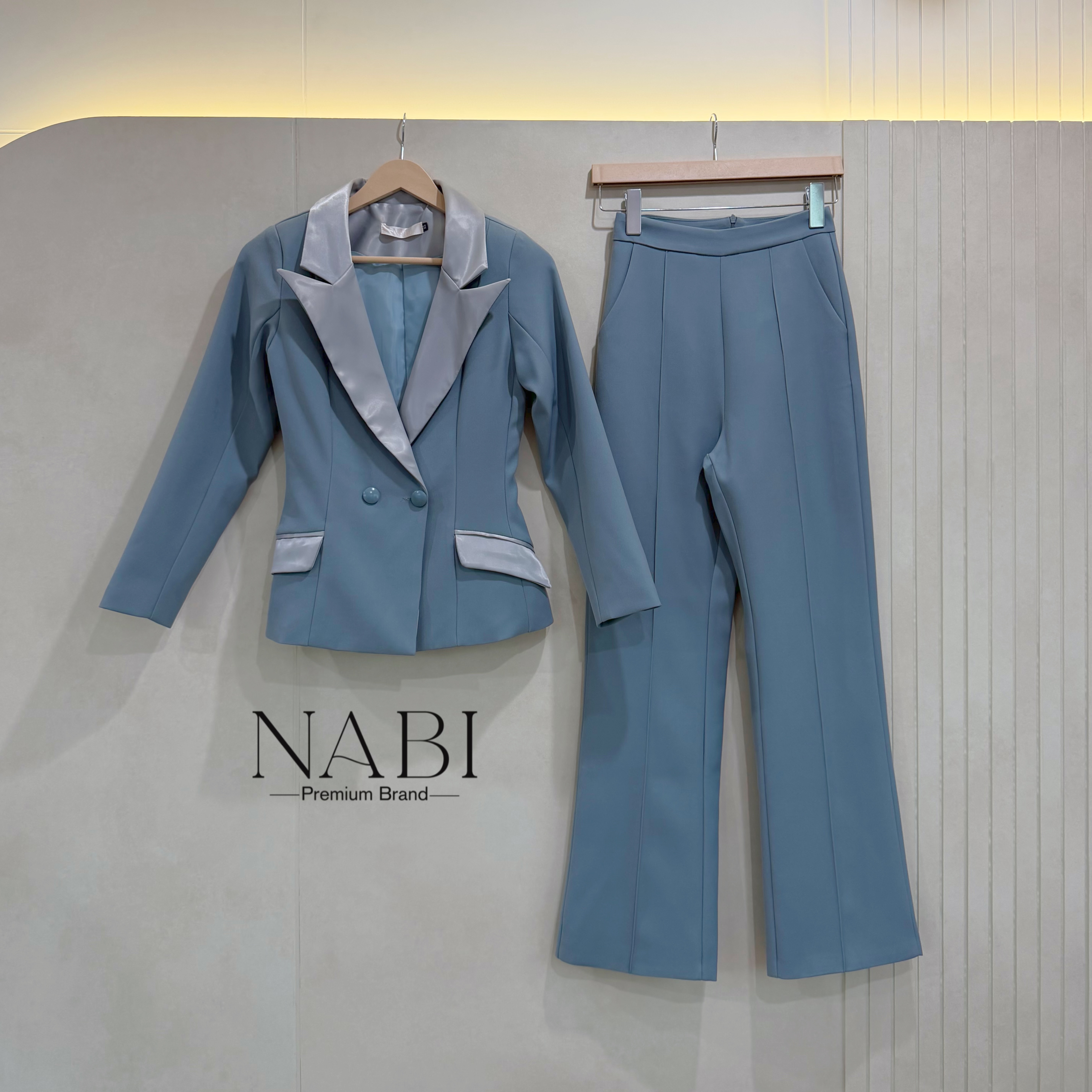 Set สูท2ชิ้น เสื้อแขนยาว+กางเกงขายาว ดีเทลเรียบหรู เสื้อคอปกเงาๆ ทำให้ดูแพง กระดุมสองเม็ด มีกระเป๋าสองข้างใช้งานได้จริง กางเกงเอวสูงนิดนึงกระบอกเล็ก ตีเกล็ดตรงกลาง ซิบซ่อนด้านหลัง มีซัปในทั้งตัว ผ้าหนา นุ่ม ใส่สบายมาก ทรงเกร๋ เข้ารูป ดีไซน์ทันสมัย ใส่แล้ว