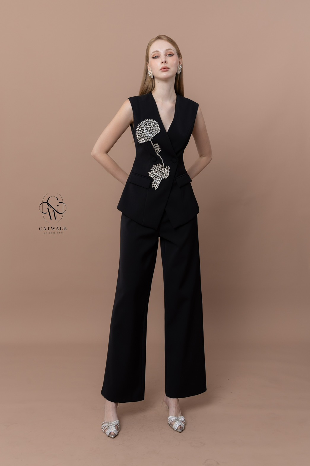 งานป้าย CATWALK BY KOH-TUN Detail>>> เท่ห์หรู ดูแพงสุดๆ กับเซตเสื้อแขนกุดปักดอกไม้เพชร+กางเกงทรงสวย เนื้อผ้าเกรดเอ ตัวเสื้อเป็นทรงเข้ารูปป้ายหน้า เพิ่มความหรูหราด้วยการตกแต่งด้วยเพชรมาเรียงกันเป็นดอกไม้ มาคู่กับกางเกงทรงขาบาน เนื้อผ้าเดียวกับตัวเ