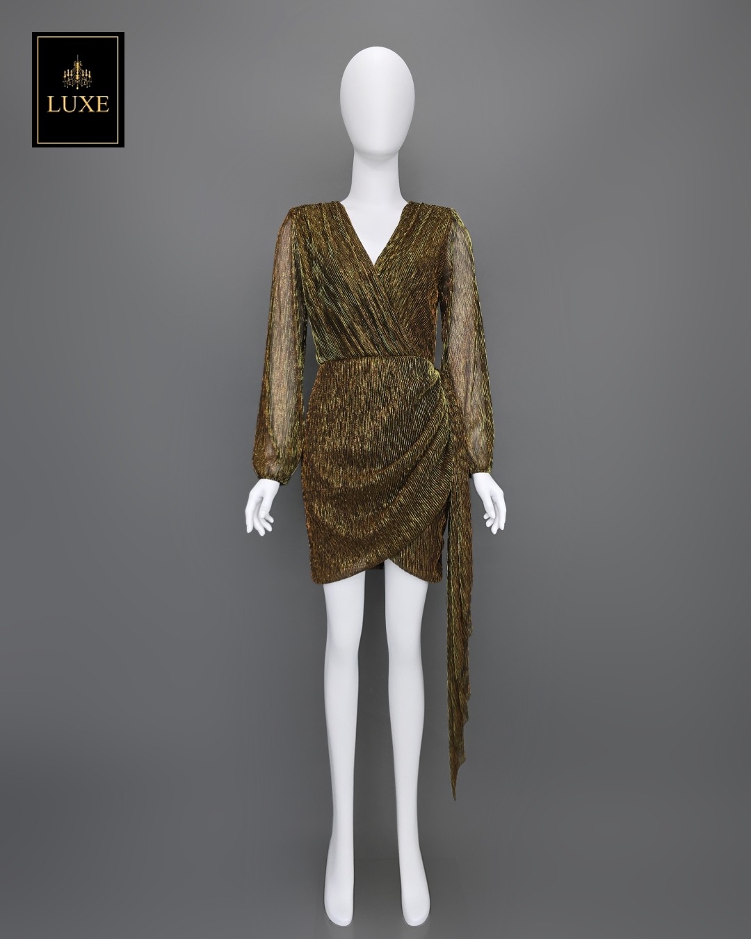 Label : LUXE เดรสเสื้อแขนยาวเสริมไหล่ คอป้ายจับเดรป กระโปรงป้ายทรงสอบจับเดรป ดีเทลมีระบายด้านข้าง ทำจากผ้าราเม่อัดพลีทสีเม็ททัลลิค ผ้านุ่มยืดหยุ่นใส่สบาย เล่นแสงสวย มีซิปซ่อนและซับในอย่างดีค่ะ