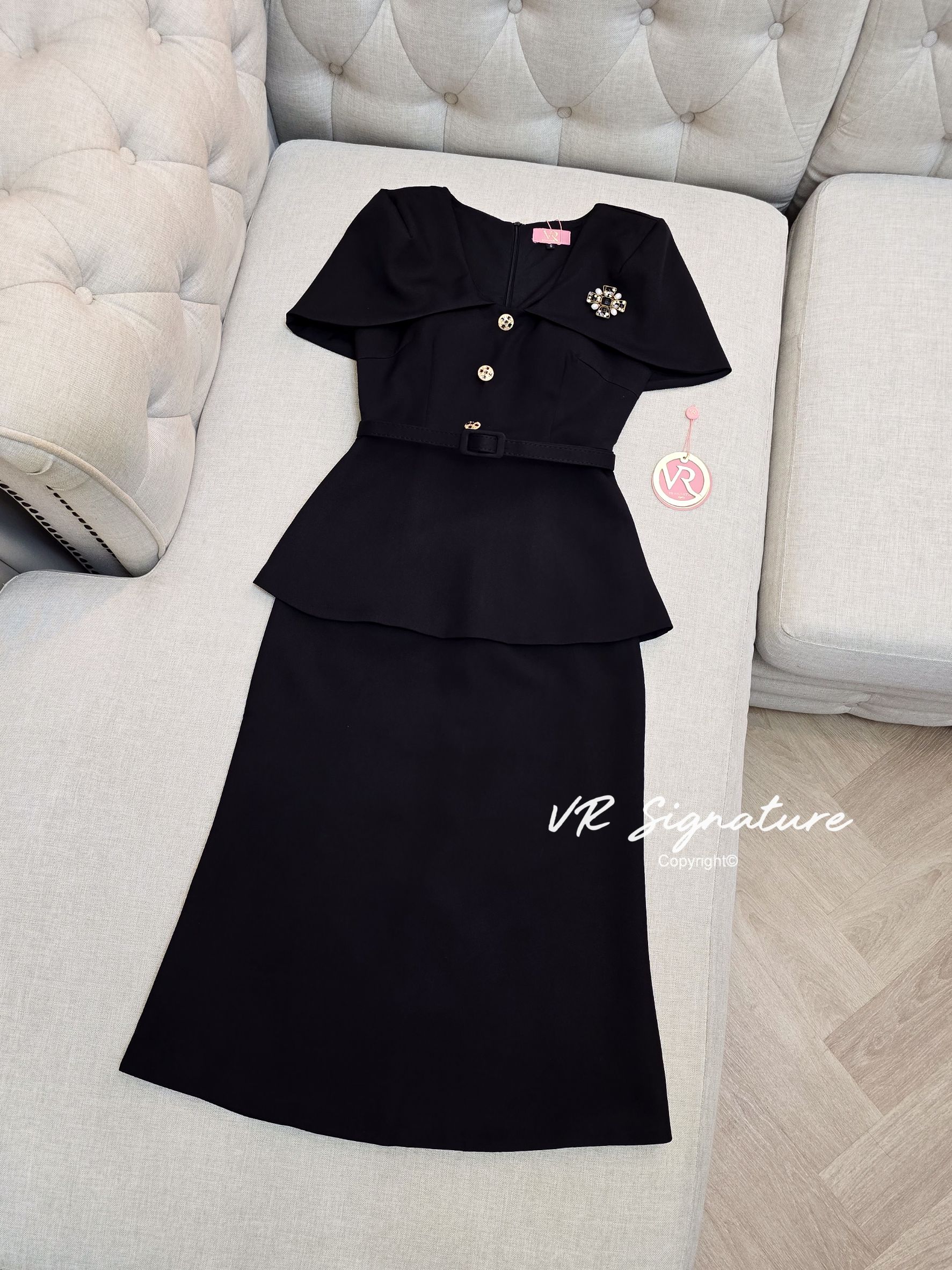 Dress ยาวทรงสวย ดีเทลแต่งผ้าคลุมช่วงไหล่ แต่งกระดุมเรียงด้านหน้า ชายเสื้อบานเล็กน้อย เอวเข้ารูป แต่งเข็มขัดเข้าชุด ชายกระโปรงแต่งบานเล็กน้อย ด้านหลังแต่งผ่า มีเข็มกลัดแต่งช่วงอก