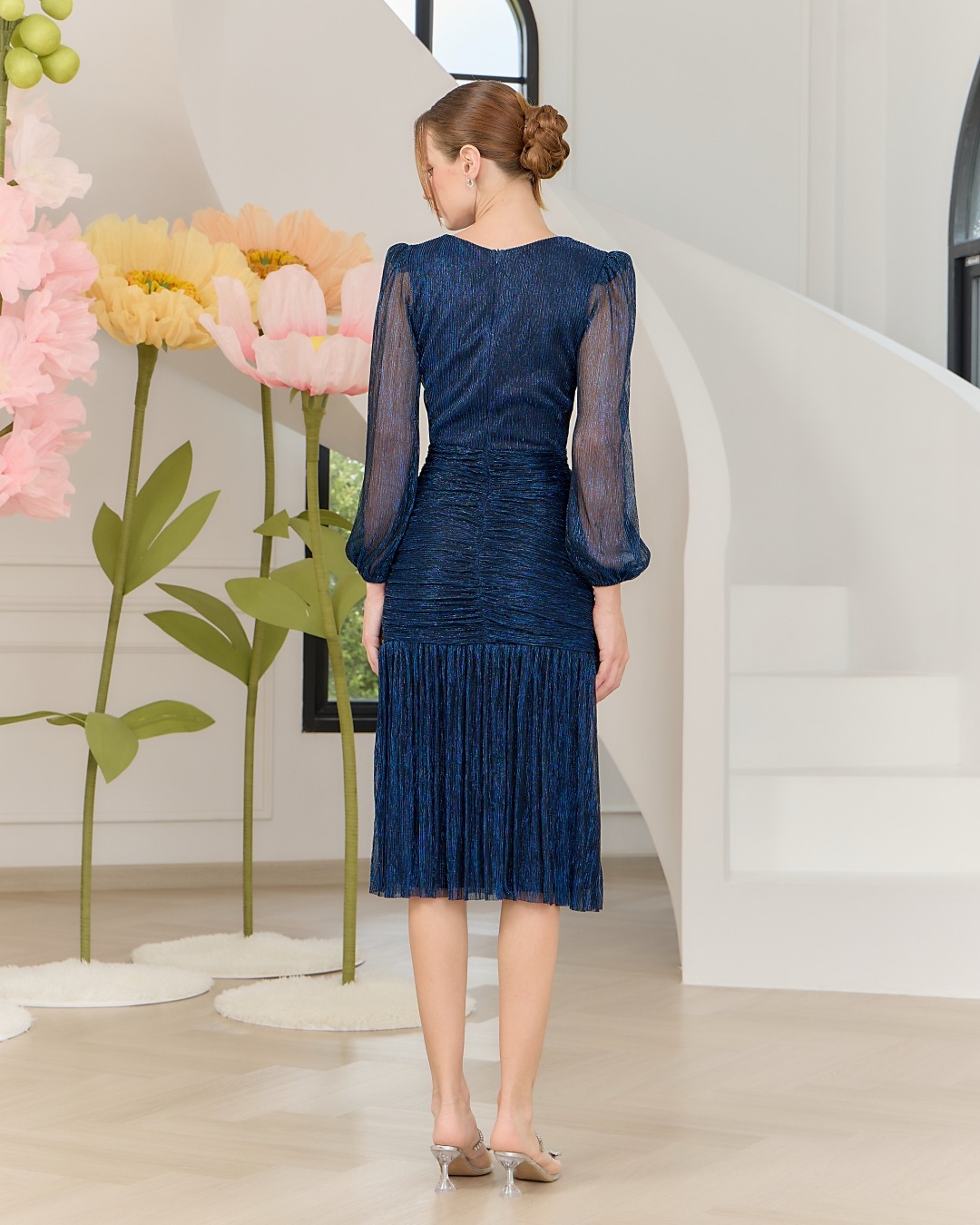 Label : LUXE ☑️เดรสเสื้อคอกลมแขนยาว กระโปรงทรงเข้ารูปจับเดรปตรงกลาง ต่อชายระบาย ☑️ทำจากผ้าราเม่อัดพลีทผสมดิ้นเมทัลลิค ผ้านุ่มยืดหยุ่น ☑️มีซิปซ่อนและซับในเต็มตัว