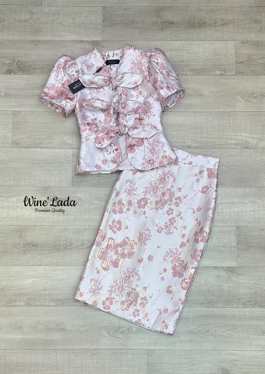 Set 2 Pcs. เซ็ทเสื้อแขนสั้น ดีเทลสามารถผูกโบว์ด้านหน้าได้ มาพร้อมกระโปรงทรงสอบเนื้อผ้าเข้าเซ็ท เซ็ทนี้โคตรคุ้มค่ะ ใช้ผ้า jacqua ทั้งตัว ทรงสวยมากค่ะ เป๊ะและเข้ารูป ใส่แล้วผอมเพียว ซับในทั้งตัว ใครได้ลองแล้วจะหลงรักค่าา รับรองคุ้มเว่อร์ งานสวยมากค่ะ #Wine&