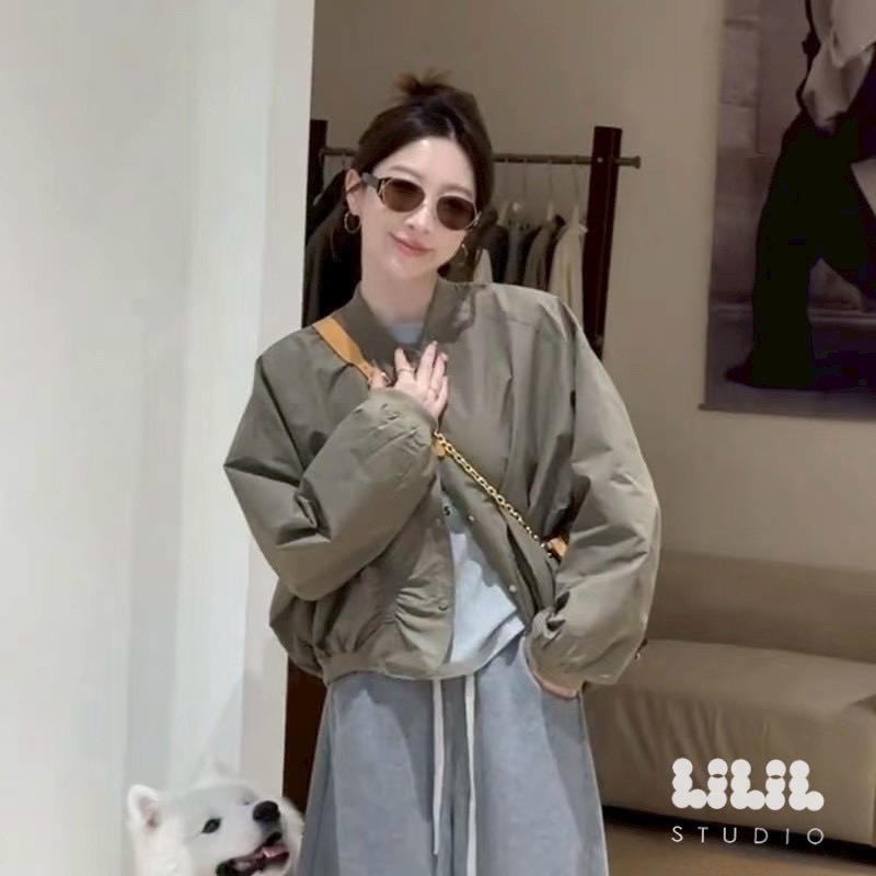 แจ็คเก็ตครอปทรงบอมเบอร์ ดีไซน์มินิมอล เนื้อผ้าพรีเมียมนุ่มเบา จะเท่ก็ได้ หวานก็ดีค่ะ