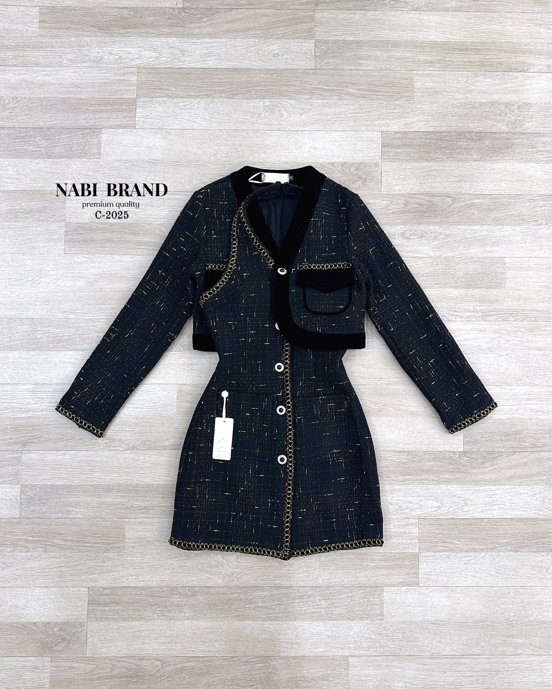 Set 2 ชิ้น เสื้อสูทคลุม มาคู่กับ เดรสคล้องคอเปิดหลัง ผ้าทวิตหนาอย่างดี งานขึ้นห้าง มีช่องกระเป๋าใช้งานได้จริง เดรสมีฟองน้ำ ทั้งชุดมีซับในมาให้ ชุดเดรสงานกระดุมหน้า ชุดนี้ดีเทลจึ้งๆมากค่ะ จะใส่แค่เดรส หรือสวมเสื้อคลุมไปด้วย ก็หรูเลิศคุณภาพคุ้มเกินราคา ห้าม