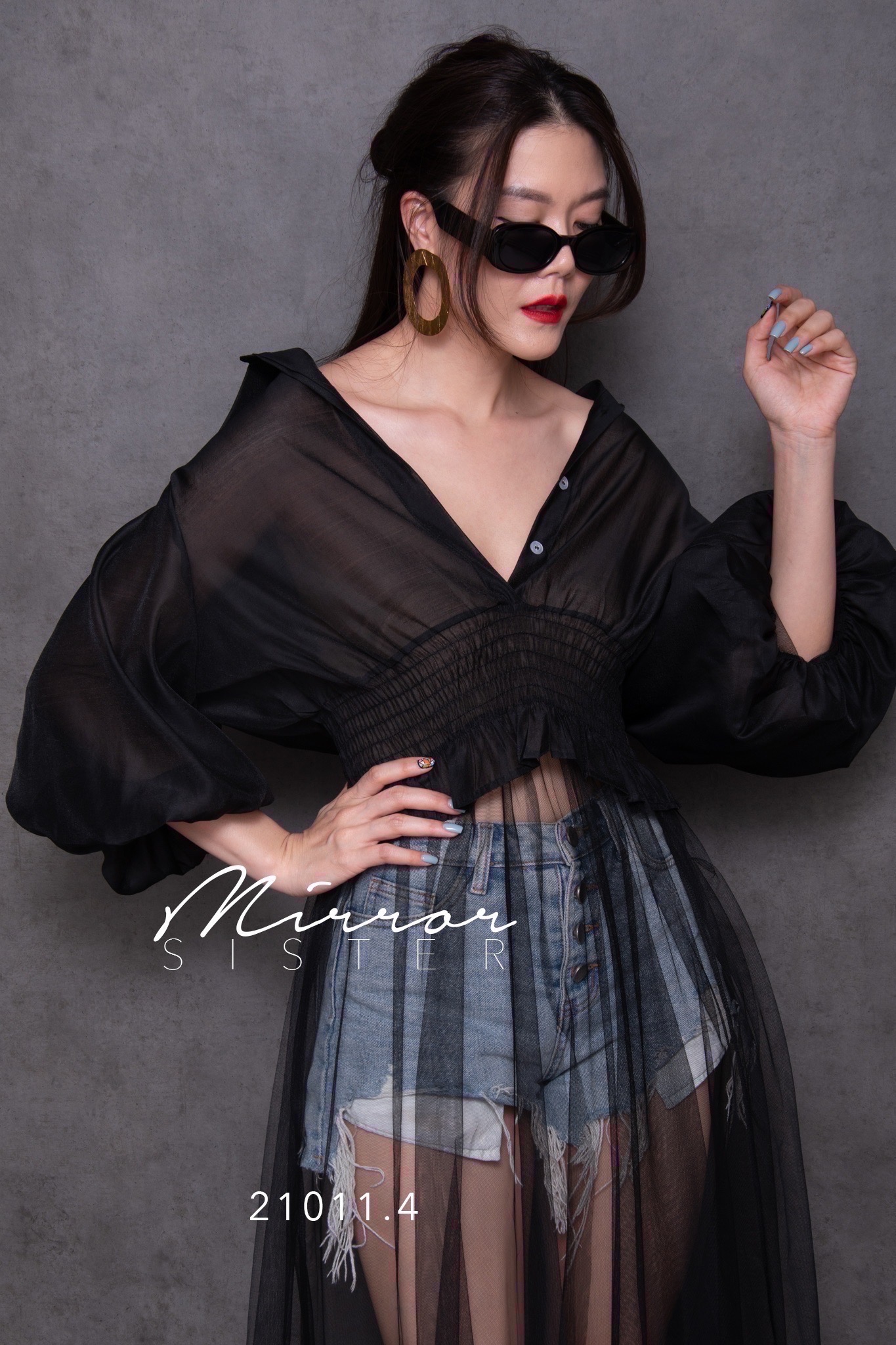 MiRRoRSiSTER's MaRGieLá GRaND SHiRT•• เสื้อเชิ้ตแขนพอง ตัวยาววววว... ดีเทลน่ารักเว่อร์วัง ช่วงบนเป็นแพทเทรินเสื้อเชิ้ตแขนfluffyน่ารัก มีกระดุมเปิดปิดได้ถึงช่วงอก เข้ารูปที่ช่วงเอวสม็อคจับย่นระบาย ต่อช่วงล่างชายมุ้งทรงบานนน ใส่แล้วน่ารัก เก๋ตะโกน ใครใ