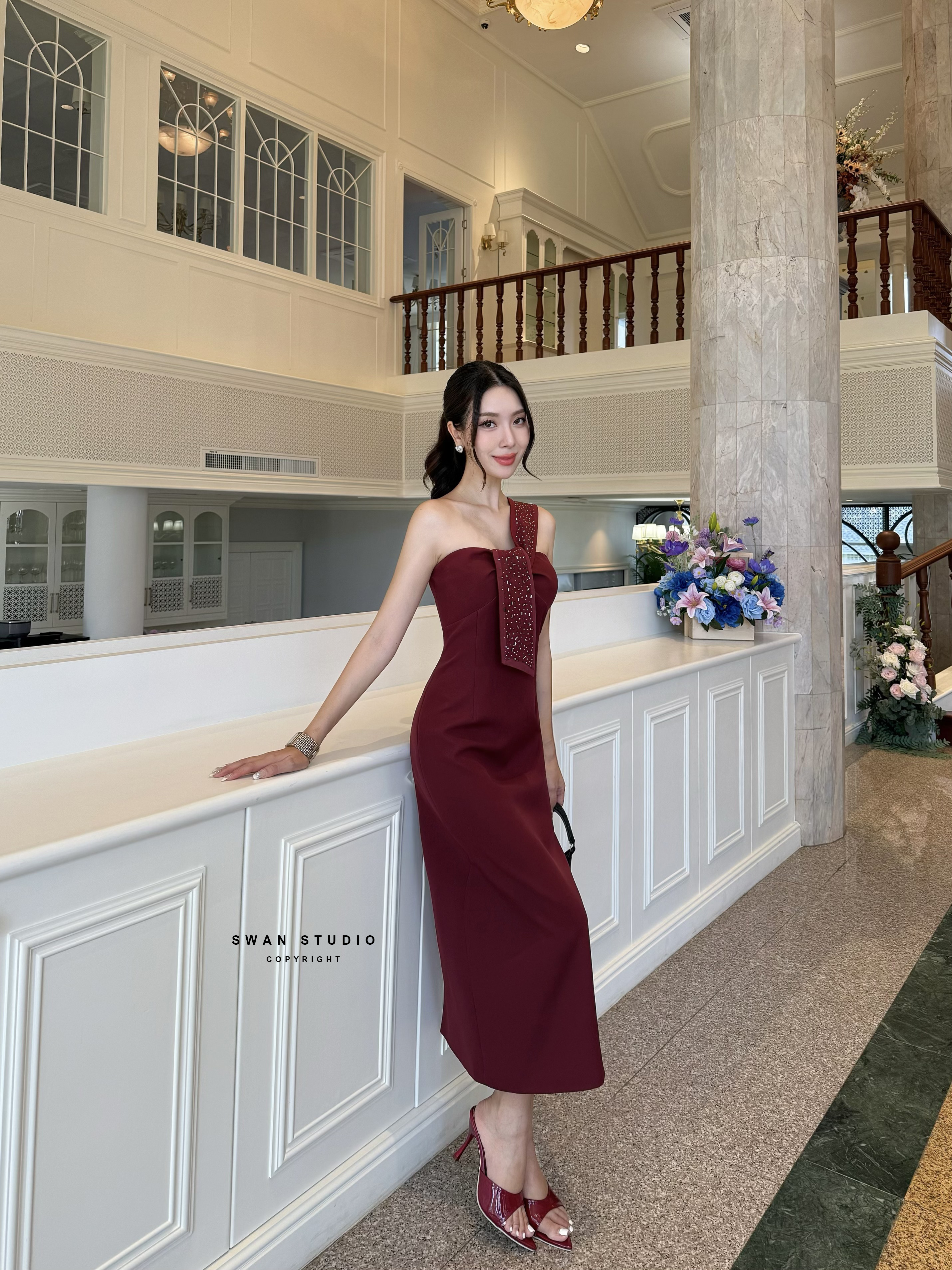 เดรสแดงเบอกันดียาว สายปาดข้างเดียว ตรงอกทีรูสำหรับร้อยสาย ตรงสายแต่งประดับด้วยเพชร ด้านหลังผ่าให้เดินง่าย ดีไซน์สวยลัคซูมาก ใส่ออกงานสวยเด่น ห้ามพลาดค่ะ