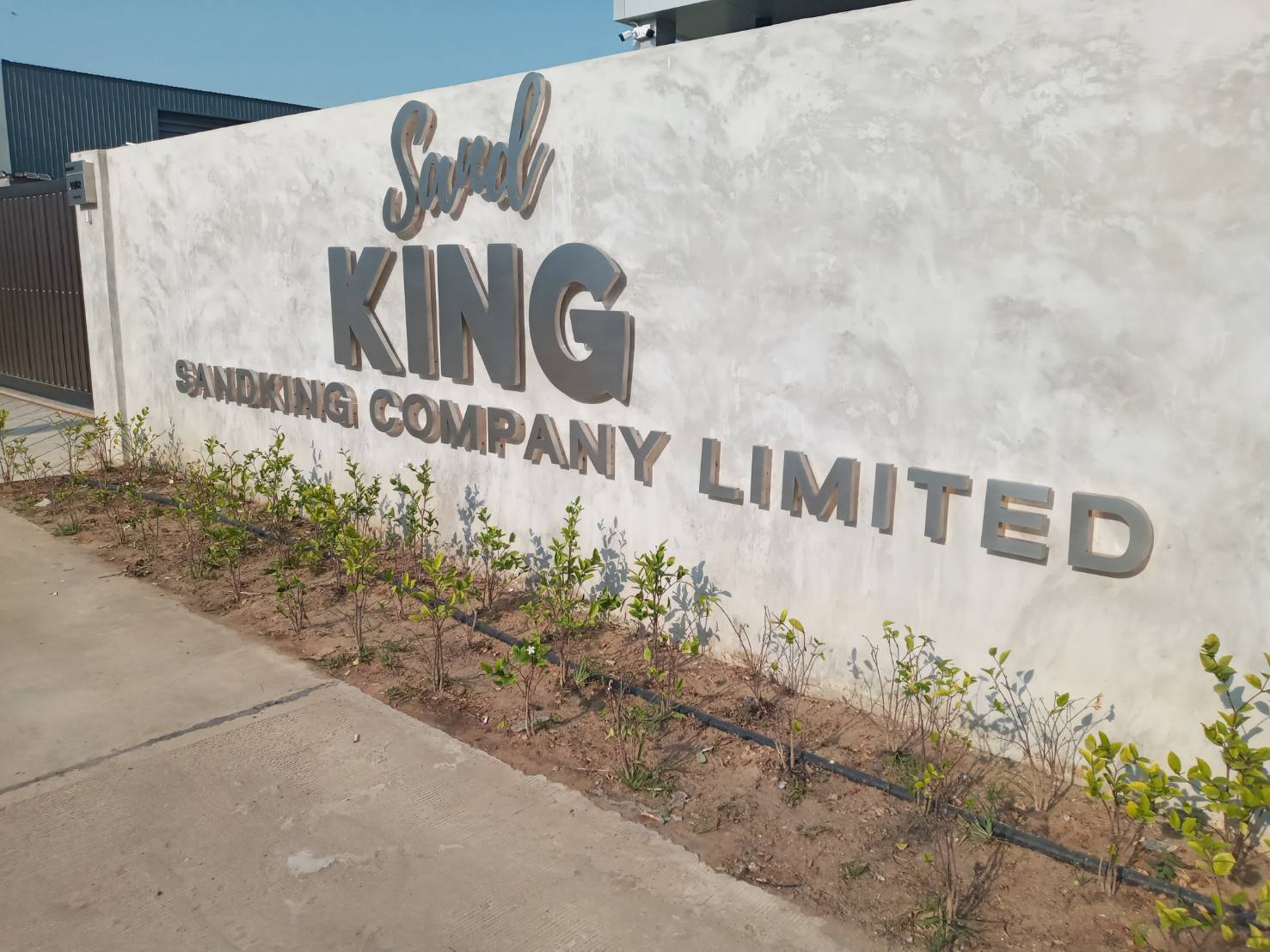 ติดตั้งป้ายอักษรสแตนเลสสีเงินแฮร์ไลน์ ยกขอบ 1นิ้ว ติดขาลอย 2cm