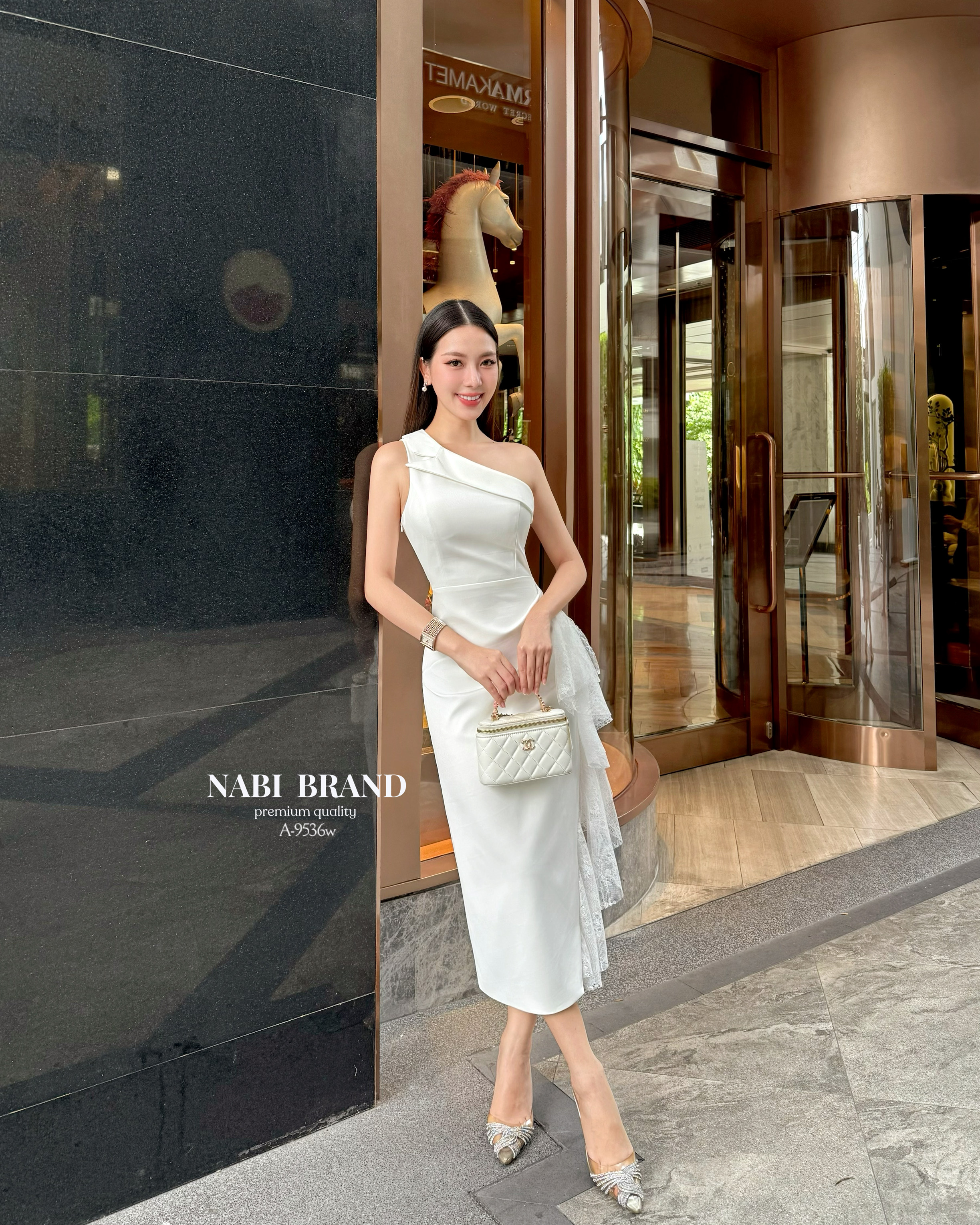 เดรสเข้ารูปทรงเปิดไหล่ แต่งทรงปกคอพาดด้านบน เดรสทรงผ่าข้าง พับจีบด้านข้าง และแต่งเพิ่มด้วยผ้าลูกไม้ ชุดมีฟองน้ำและซับใน ใส่แล้วเลิศ ไม่บ้ง แน่นอนค่ะ 🩷 #เสื้อผ้างานป้าย #NABIBRAND #นาบีแบรนด์ #งานป้ายนาบี #เดรสยาว #เดรสเปิดไหล่ #ชุดออกงาน #เดรสผ่าข