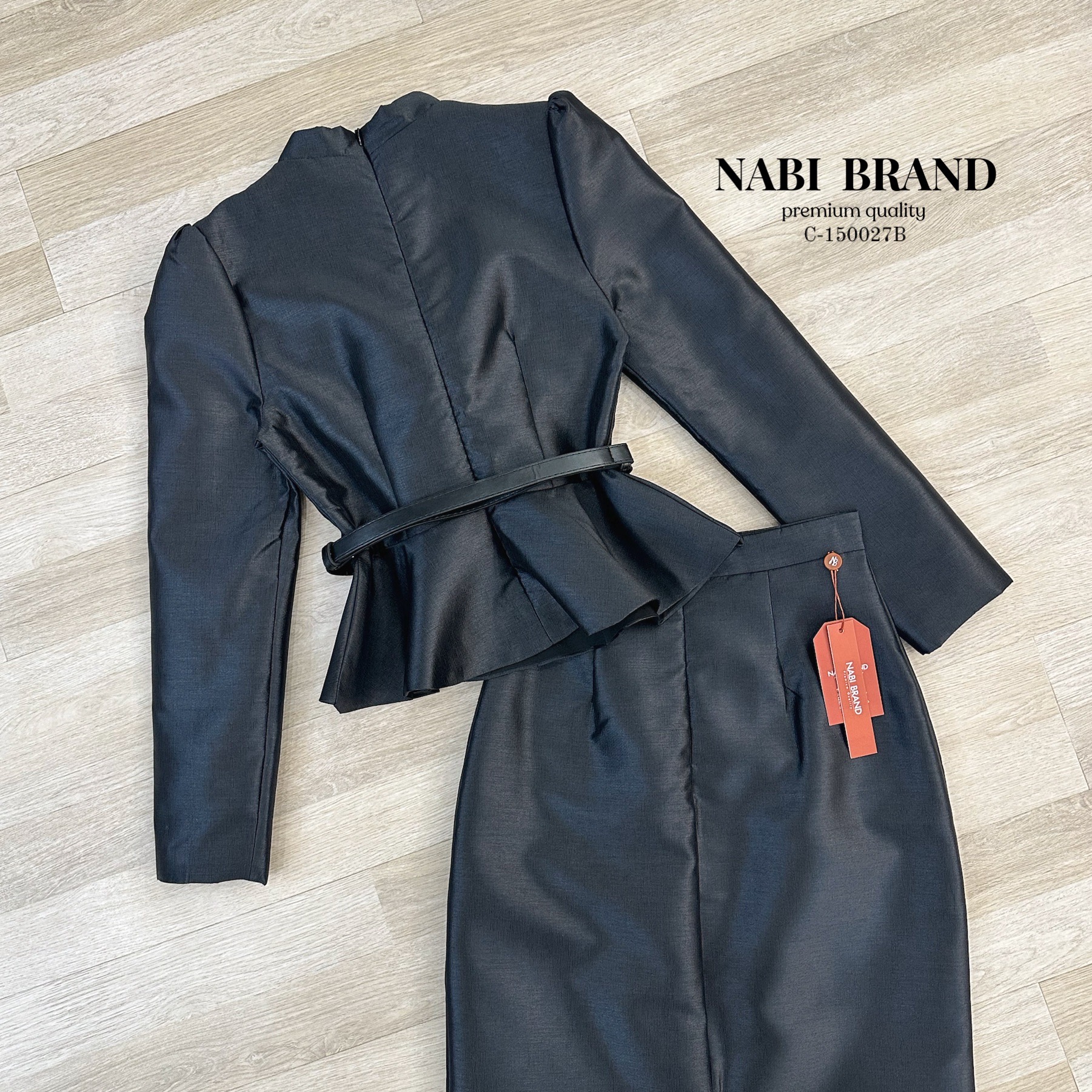 ชุดเซ็ตแขนยา คอกลม มีซัปในฟองน้ำในตัว มาคู่กับกระโปรงยาวทรงชุดไทย พับจีบด้านข้าง ผ่าทรงVด้านหลัง งานอัดกาวอย่างดีอยู่ทรง ใส่คู่กับเข็มกลัดดอไม้และเข็มขัดคือ สวยหรูลงตัวมาก ดีไซน์สวยดูผู้ดีแบบไทยๆ ไม่ซ้ำใคร ใส่ได้หลายโอกาศ ราคาคุ้มสุดๆ ห้ามพลาดนะคะ ᾗ