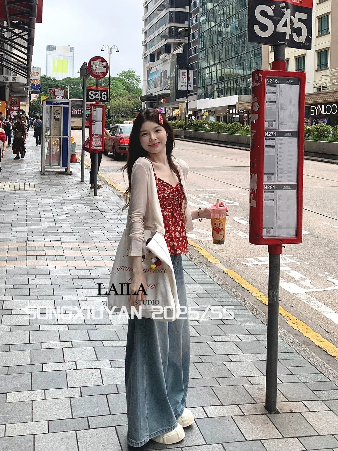 Set เสื้อ+กางเกง+เสื้อคลุม เสื้อสายเดี่ยวโทนสีแดงไวน์ แต่งลายดอกไม้สุดน่ารัก ด้านหน้าแต่งจีบย่นพร้อมเชือกผูกโบว์ เพิ่มความโดดเด่นของชุดด้วยเสื้อคลุมซีทรูโทนสีครีม มาพร้อมกางเกงยีนส์ขายาวงานผ้าสวย ทรงปล่อยๆสีสนิมเก๋ๆ แมชกันลุงตัวลุคนี้น่าร้ากมากค่าา **งานแ