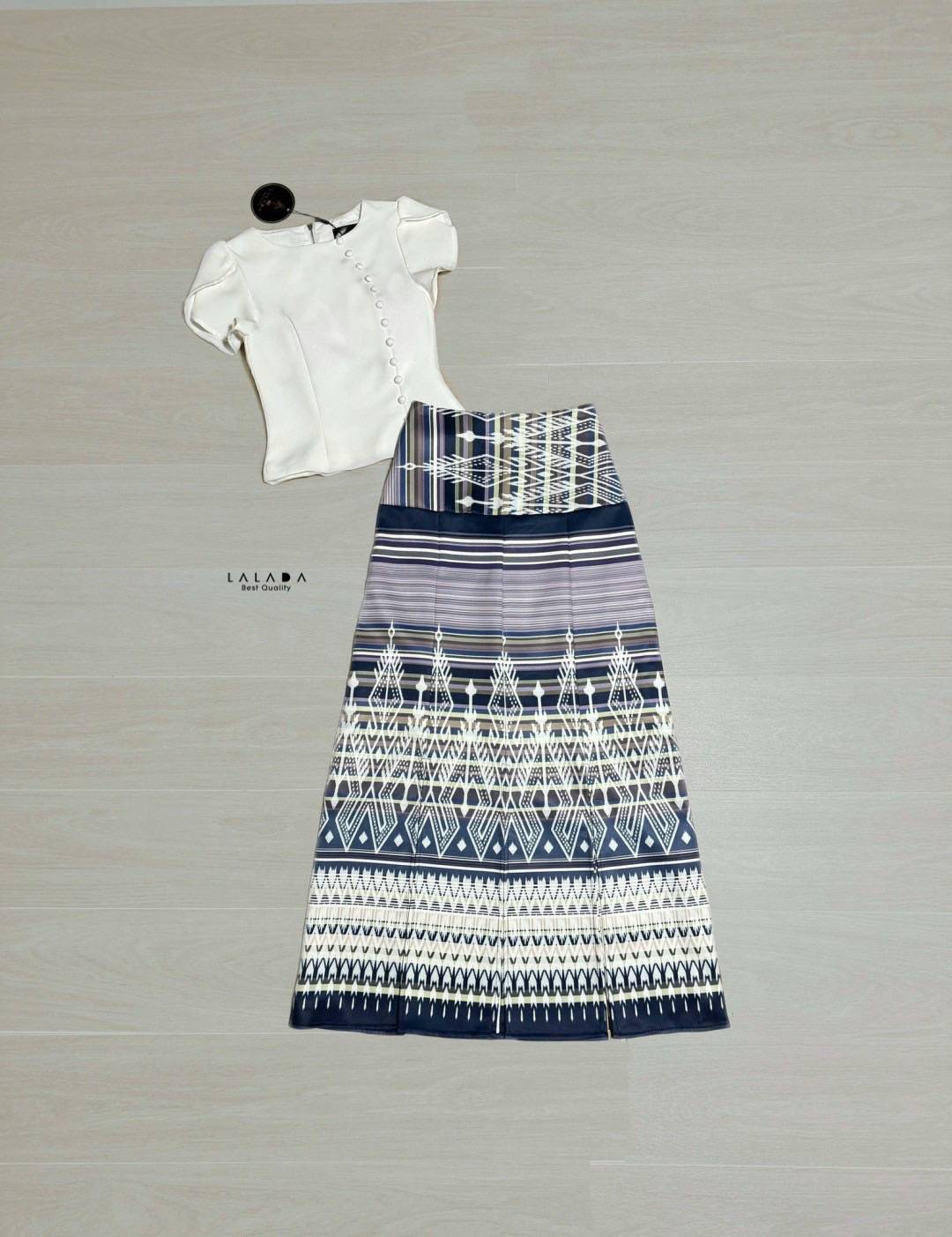 𝐍𝐞𝐰 𝐀𝐫𝐫𝐢𝐯𝐚𝐥𝐬 🎀 LALADA (ลลดา)🥰พร้อมส่งคอลผ้าไทย ลิซ่ามาแล้วค่ะ แบบใหม่ •Detail : set 2 ชิ้นเสื้อสีขาวแต่งกระดุมหน้า ซิปหลังตัดเย็บอย่างดีมีซับใน + กระโป