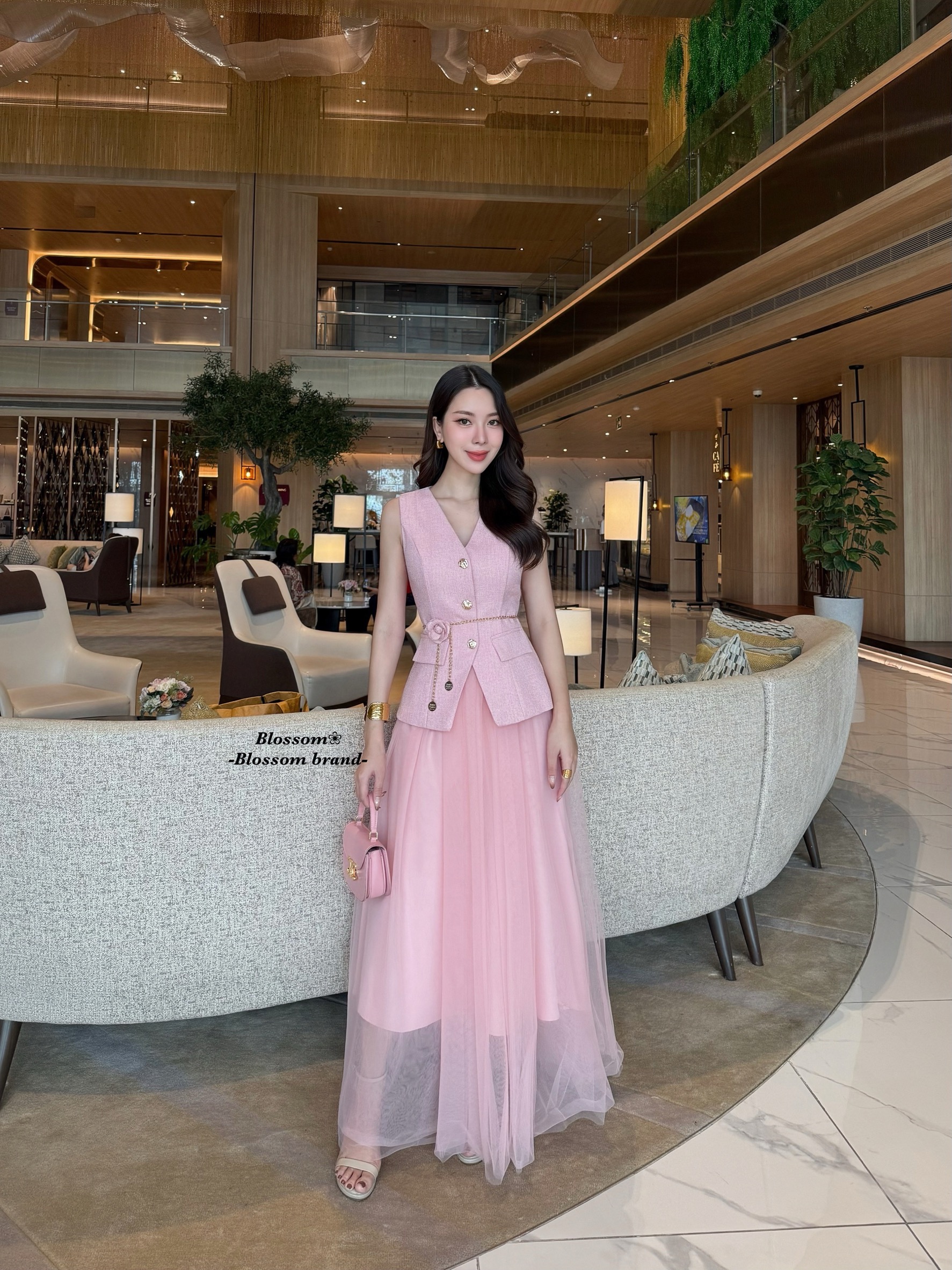 Setเสื้อแขนกุด แต่งกระดุมสีทองด้านหน้า เนื้อผ้าทวิตไม่หนามาก มีฟองน้ำในตัว แมทช์กับกระโปรงยาวพองสวย มีเข็มขัดโซ่ดอกไม้แถมให้ด้วยนะคะ เนื้อผ้า แพทเทรินสวยสุดๆ ใส่แล้วเป๊ะมาก ใส่ได้ทุกโอกาศ เรียบหรูแต่ดูแพงมากคะ