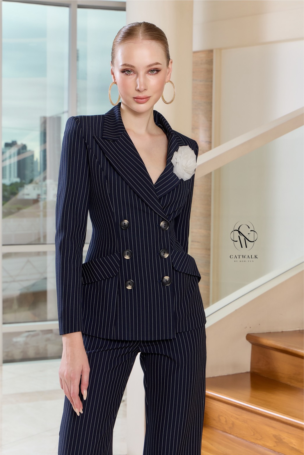 เซตสูทลายทาง+เข็มกลัดดอกไม้+กางเกงขายาวทรงสวย เนื้อผ้าเกรดเอ ทอลายในตัว ตัวสูทเป็นทรงเข้ารูป แต่งกระดุมด้านหน้า 6 เม็ด มีกระเป๋า 2 ข้างใช้งานได้จริง มีเข็มกลัดดอกไม้ สีดอกไม้จะเป็นสีตามลายเส้นของตัวชุด มาคู่กับกางเกงขายาวทรงสวย ใช้ผ้าเนื้อเดียวกับตัวสูท เ