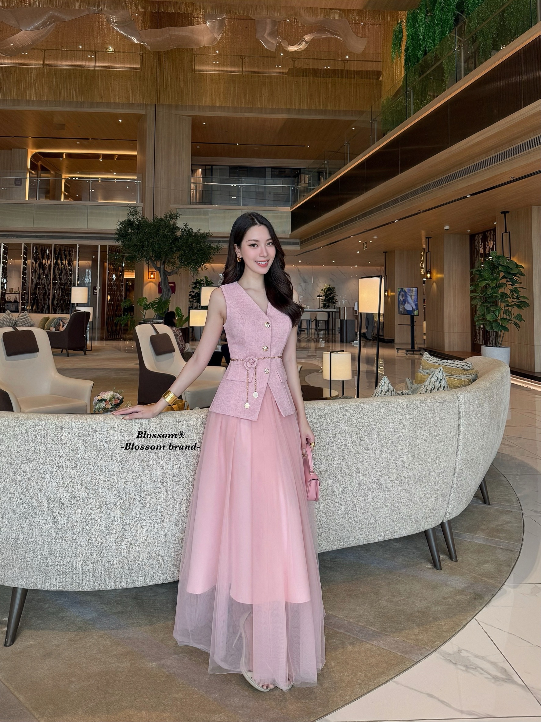 Setเสื้อแขนกุด แต่งกระดุมสีทองด้านหน้า เนื้อผ้าทวิตไม่หนามาก มีฟองน้ำในตัว แมทช์กับกระโปรงยาวพองสวย มีเข็มขัดโซ่ดอกไม้แถมให้ด้วยนะคะ เนื้อผ้า แพทเทรินสวยสุดๆ ใส่แล้วเป๊ะมาก ใส่ได้ทุกโอกาศ เรียบหรูแต่ดูแพงมากคะ