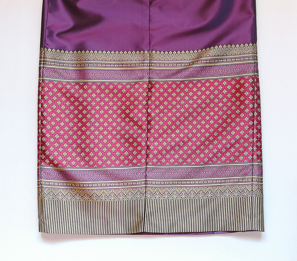 ผ้าถุงไหมสำเร็จรูป (สีม่วง) งานตัดเย็บประณีต อัดผ้ากาวตามสีของผ้าถุง เนื้องานดีเกรด A (รอบเอว 30 นิ้ว)