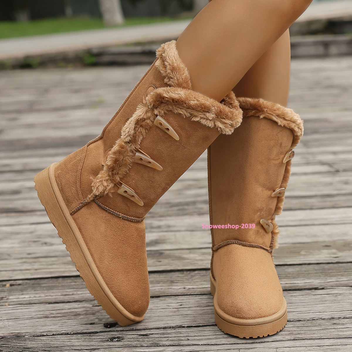 บูทยาวบุข้างในกำมะหยี่นุ่ม อบอุ่นสบายทุกย่างก้าว พื้นหนานุ่ม + กันลื่น มั่นใจทุกเส้นทาง หนังนิ่ม ใส่แมทช์ได้หลายลุค ไม่ว่าจะสตรีทชิค หรือเอลิแกนซ์ มีให้เลือกถึง 3 สีสุดคลาสสิค ครบทั้งแฟชั่นและฟังก์ชันในคู่เดียว