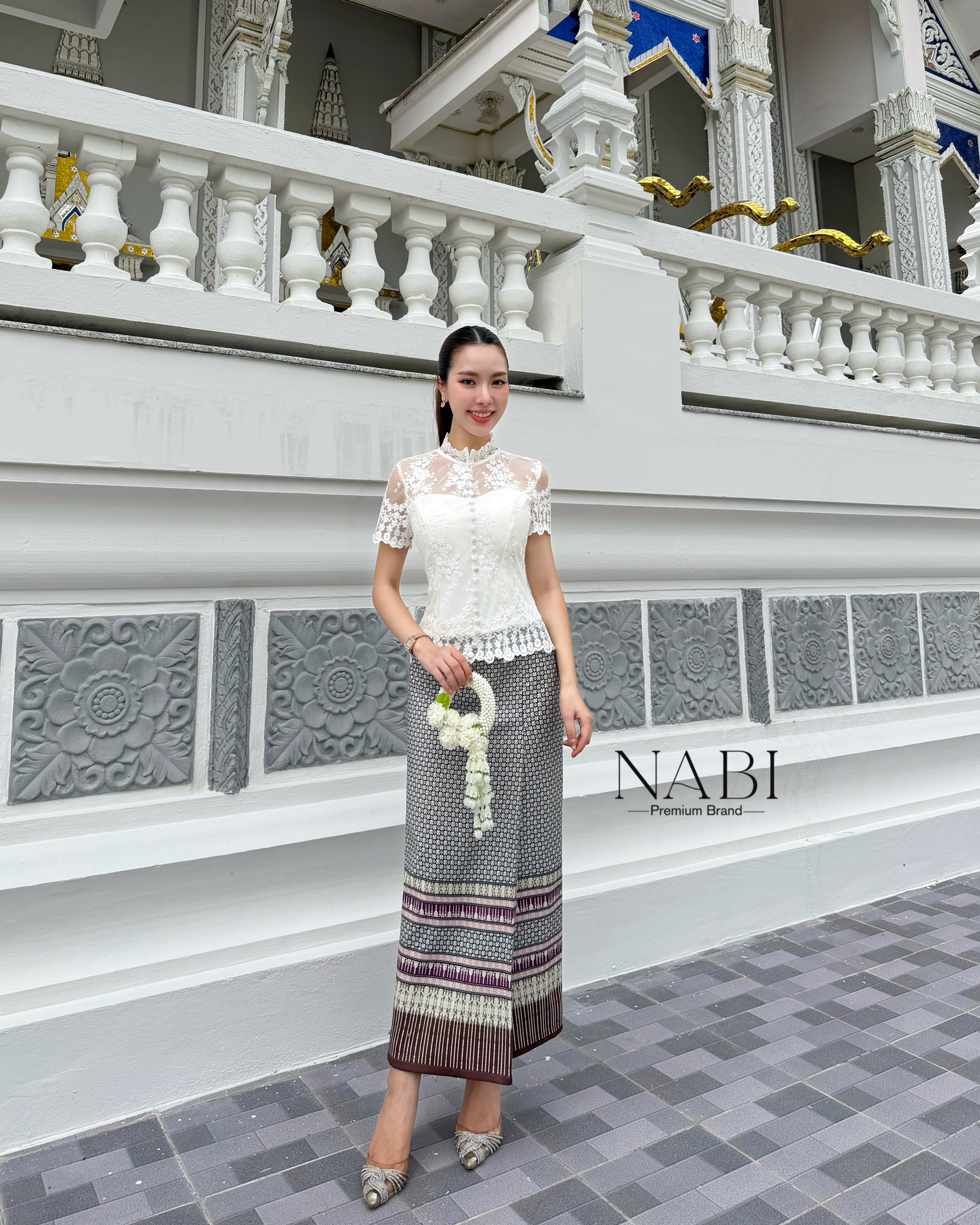 ชุดไทยคอลใหม่ สวยอย่างหรูผู้ดี เสื้อลูกไม้แขนสั้นสีขาวใช้ผ้าลูกไม้อย่างดี มาคู่กับกระโปรงพิมพ์ลาย ผ่าหลังเล็กน้อย ดีไซส์เก๋ มีซับในและฟองน้ำอย่างดี งานซิบหลัง งานคุณภาพ คัดสรรมาให้ช้อปกันแล้วค่ะ ห้ามพลาดค่าา🤍 #งานป้ายnabi #ชุดเซท #ชุดไทยสีขาว #ชุด