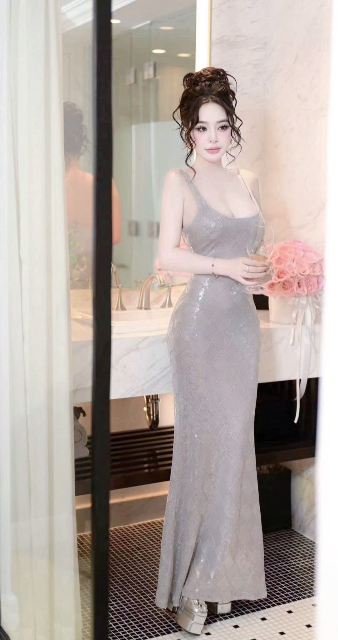 เดรสสุดหรู งานสวยมากๆ เนื้อผ้าเป็นหริศเตอร์ คือสวยเด่นมีออร่า หน้าอกมีฟองน้ำ ชุดมีซับใน มีซิบด้านหลัง ใส่เที่ยวออกงาน ดินเนอร์ งานแต่ง ปาตี้กับเพื่อน รับรองสวยแพง ช้าไม่ได้แล้วคร้า ของสวยๆหมดไวจัดด่วน