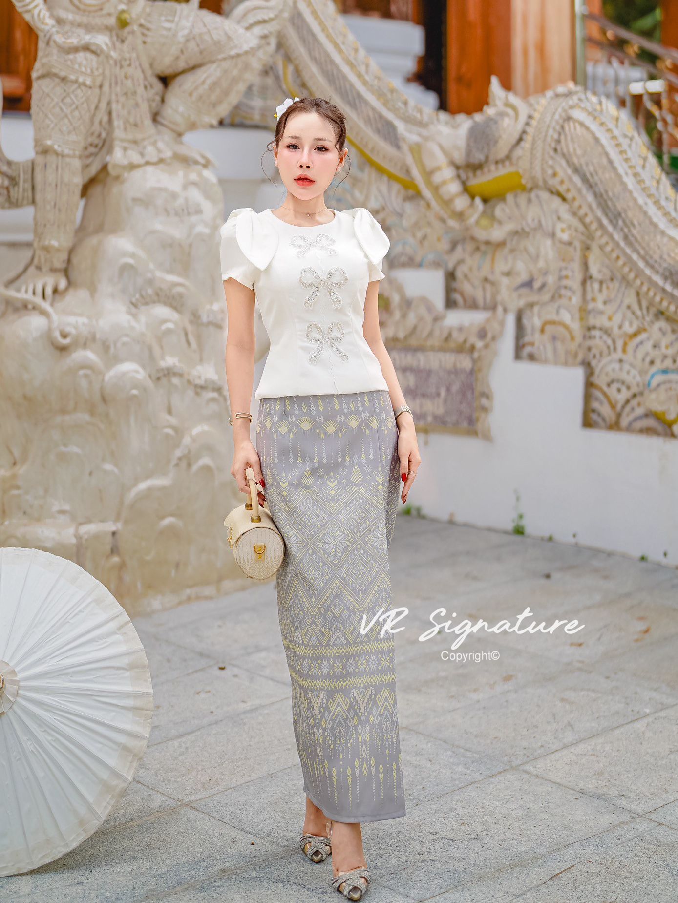 Set เสื้อแขนสั้นแต่งโบว์ ด้านหน้าแต่งโบว์ปักเลื่อมเรียงสวยมากค่ะ มีฟองน้ำจัดทรงให้ด้วยค่ะ ชายเสื้อบานเล็กน้อย แมทช์กับกระโปรงยาวทรงพับจีบทบด้านข้าง เนื้อผ้าพิมพ์ลายไทย มี texture สวยมากค่ะ มีซับใน สามารถใส่แยกกับชุดอื่นได้อีกเยอะเลยค่ะ ต้องจัดนะค่