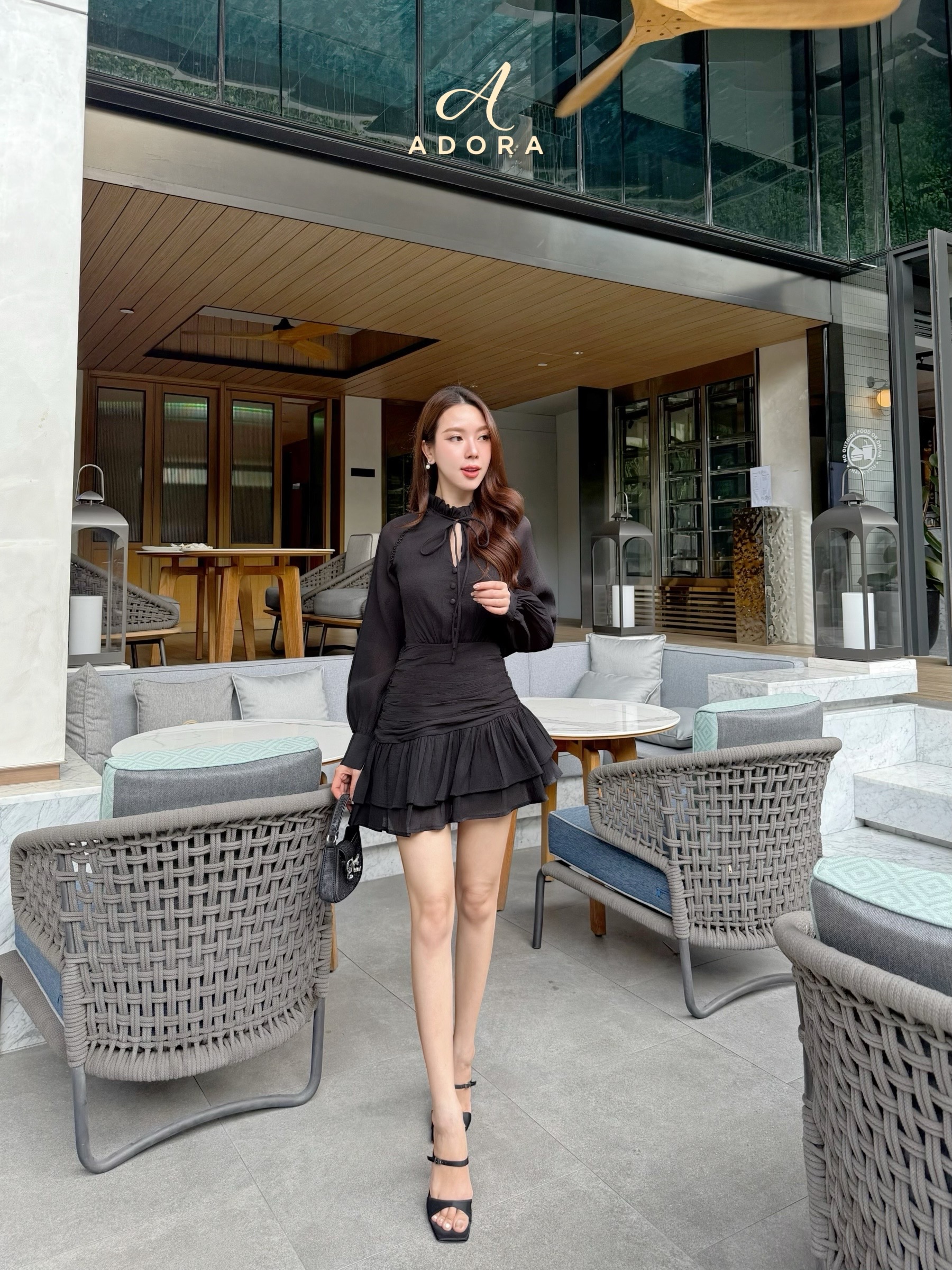 มินิเดรส ดีไซน์น่ารักๆ ตัวนี้ตอบโจทย์เลยค่ะ มินิเดรสแขนยาว ดีไซน์คอปีน แต่งกระดุมหน้า ช่วงคอเสื้อ ผูกโบว์ ตัวเดรสใช้ผ้าเกรดพรีเมี่ยม