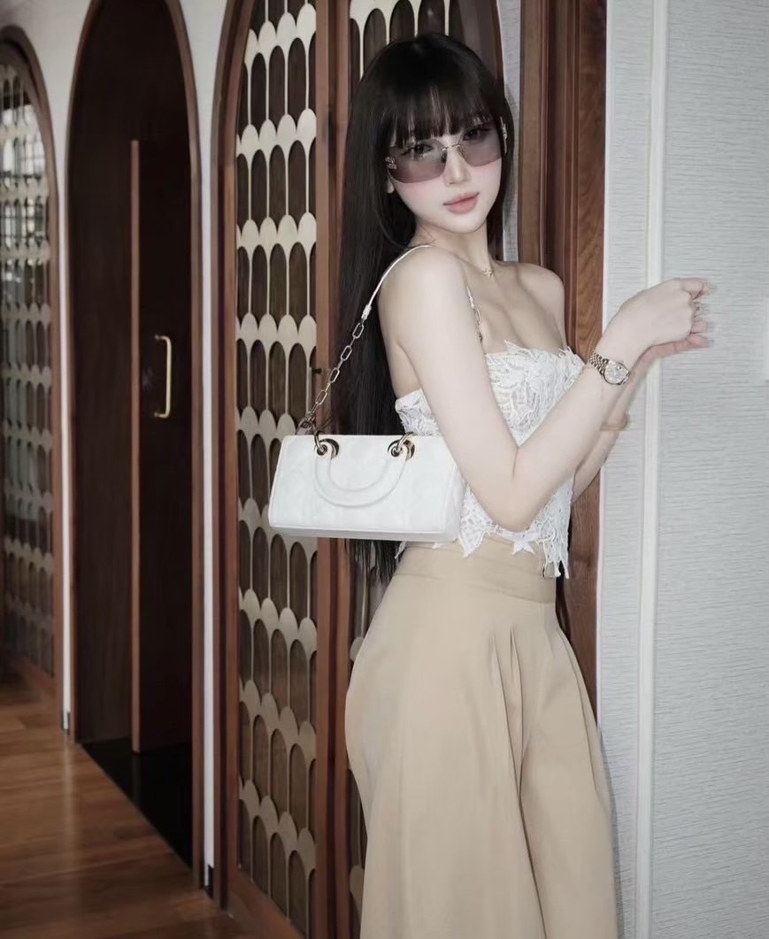 Label :: AURORA by Rami-papha ชุดเซต3ชิ้น สุดคุ้ม!! เสื้อเกาะอกท็อปหน้าเนื้อผ้าลูกไม้สีขาวเกรดพรีเมี่ยม ดีเทลด้านหน้าตัดเส้นสีขาวสวยเก๋ เกาะอกโทนสีครีมเนื้อดีแมทกันได้สวยหรูลงตัว ใส่แล้วขับผิวมาก