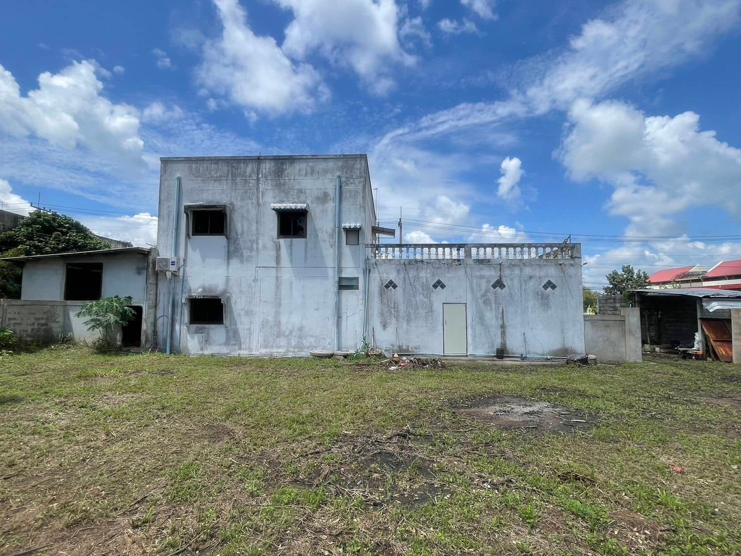 ขายที่ดินพร้อมสิ่งปลูกสร้าง 4 ห้องนอน 3 ห้องน้ำ 1 ไร่ 3 งาน 43 ตรว. ใกล้วิทยาลัยเทคนิคอำนาจเจริญ อ.เมือง จ.อำนาจเจริญ