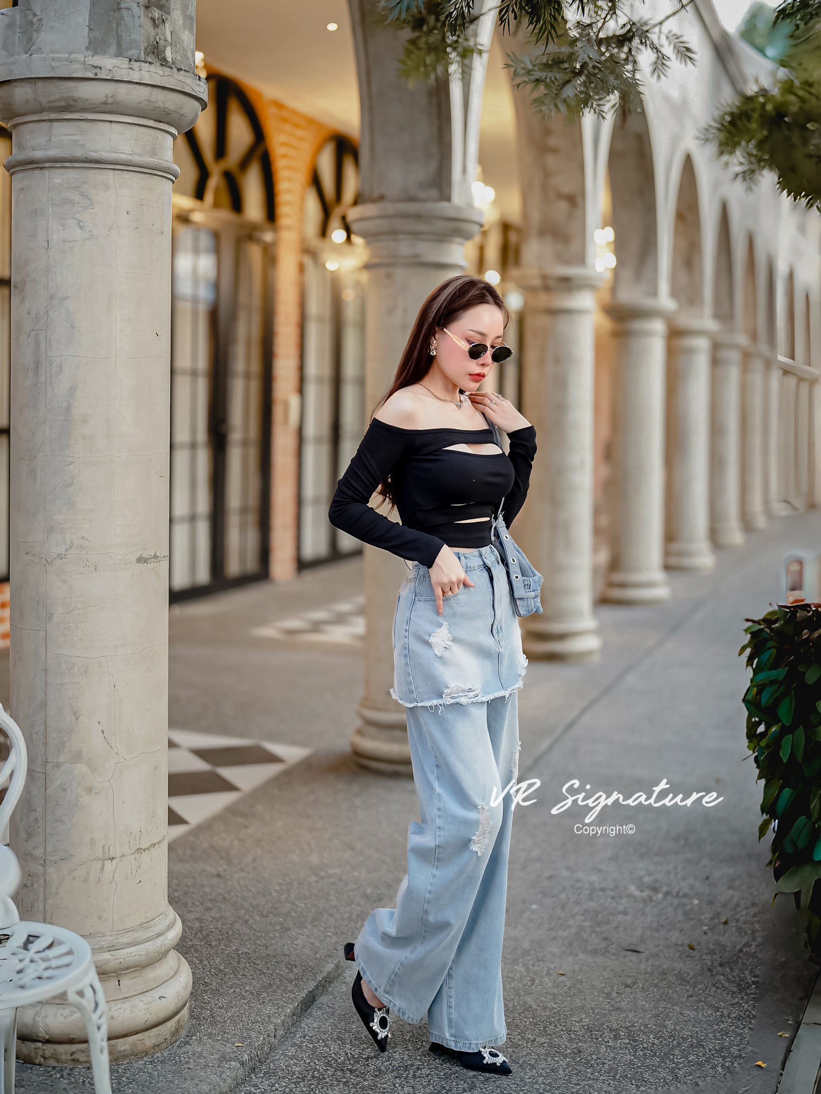 Set เสื้อยืดครอปแขนยาว แต่งเว้าด้านหน้า แอบเซ็กซี่เบาๆ แมทช์กับกางเกงยีนส์ขายาวทรงสวย ดีเทลช่วงบนเป็นกระโปรงเก๋มากๆค่ะ เนื้อผ้ายีนส์ฟอก เนื้อดีเป็นทรงสวย สามารถแยกแมทช์ได้อีกเยอะเลยค่า