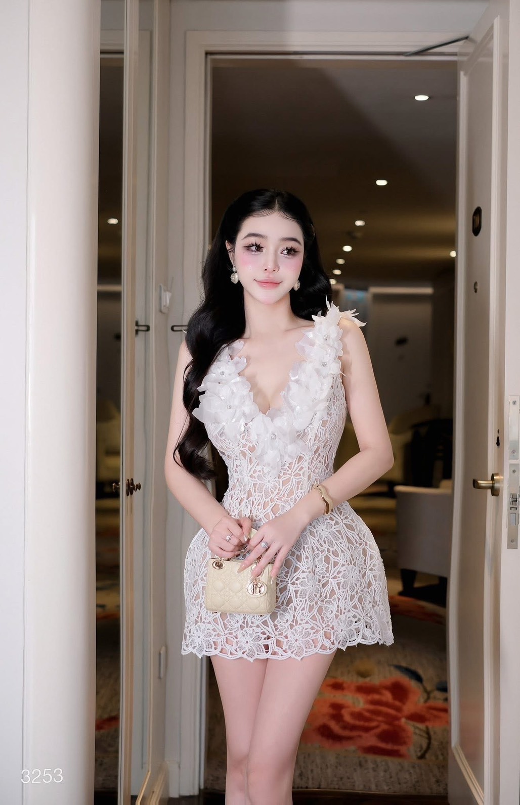 มินิเดรสสีขาว ดีเทลผ้าลูกไม้ทั้งชุด มีซัปในสีครีมมาอย่างดี ไม่ต้องกลัวโป๊ ช่วงอกเสริมฟองน้ำ แต่งดอกไม้ 3D สีขาวบริเวณคอและไหล่ มีคริสตัลติดกลางดอกไม้ (อกเสริมฟองน้ำ) งานสวยเนื้อผ้าดี มีชับใน ซิปหลังซ่อนอย่างดี ใส่ออกมาทรงสวย น่ารักสุดๆ ห้ามพลาดนะคะ