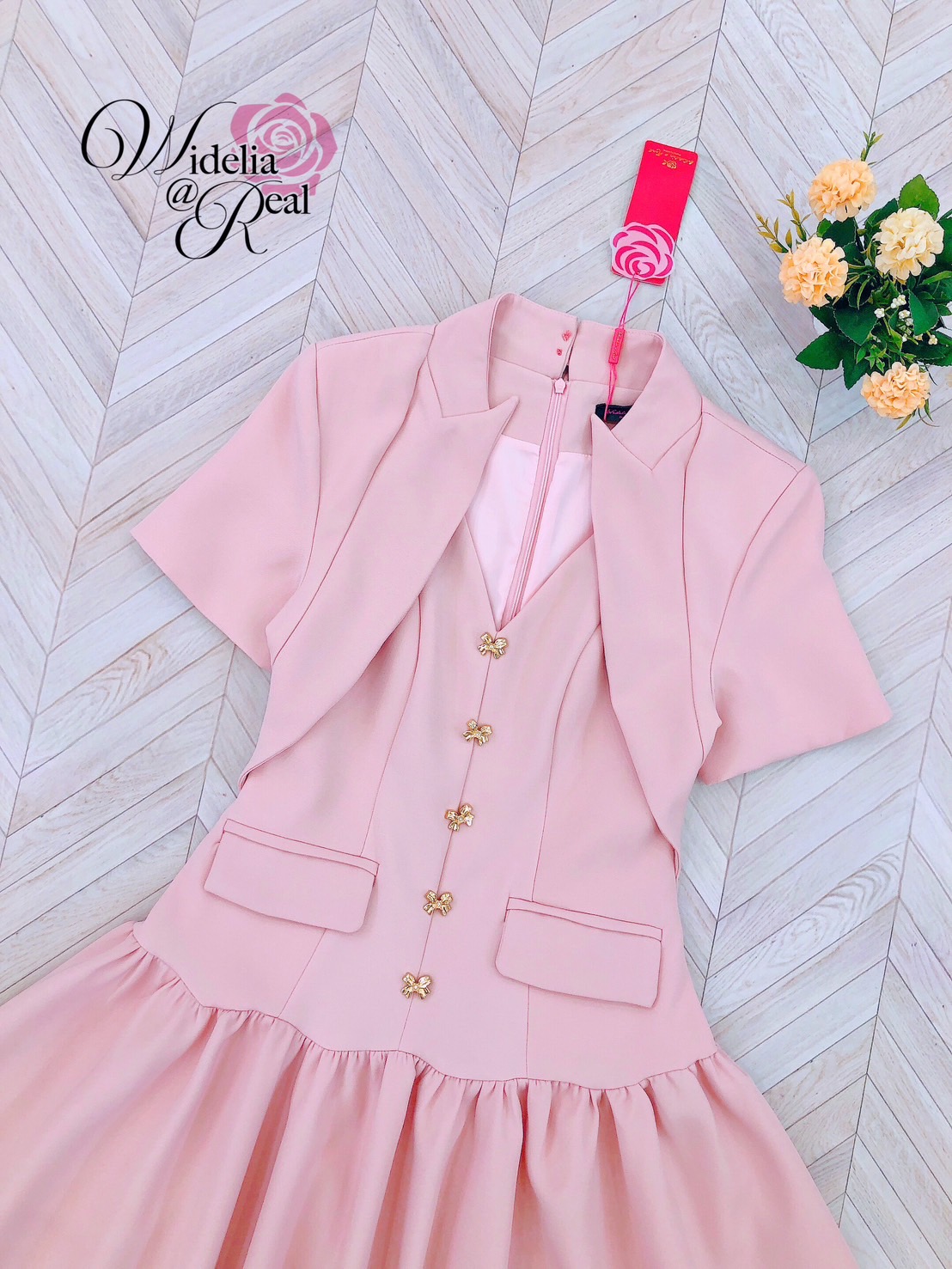 Dress เดรสแขนสั้น คอวี แต่งกระดุมหน้า ซิปหลัง กระโปรงเย็บระบาย งานเนื้อผ้าอย่างดีมีน้ำหนัก ผ้าเรียบสีชมพู ชุดนี้งานสวยทรงเป๊ะ คัตติ้งเนี๊ยบมาก แนะนำเลย รับรองใส่ออกมาไม่ผิดหวังการันตีให้เลย บอกเลยห้ามพลาดเด็ดขาด งานดีงานสวยแน่นอน