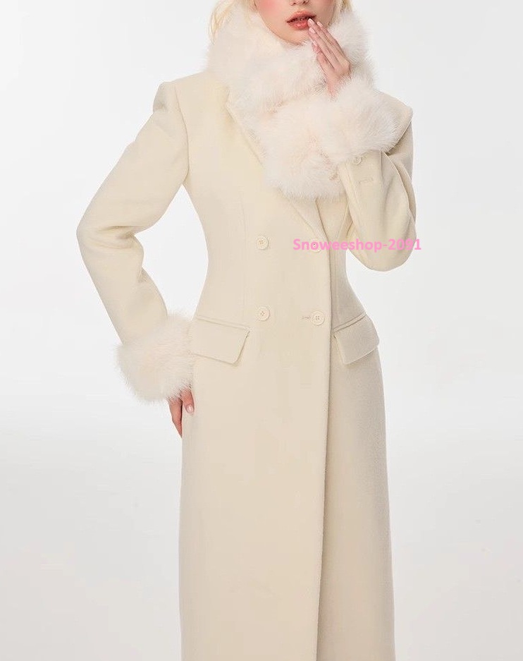 ลุคคุณหนู…ไม่ต้องพยายามเยอะ แค่ใส่โค้ทตัวนี้ก็ แพงขึ้น 3 เลเวล ทันที ทรงเฮปเบิร์นสุดคลาสสิค ทรงเข้ารูป เอวสวย หรูแบบเรียบแต่ดูดี มี 3 สีโทนไฮเอนด์