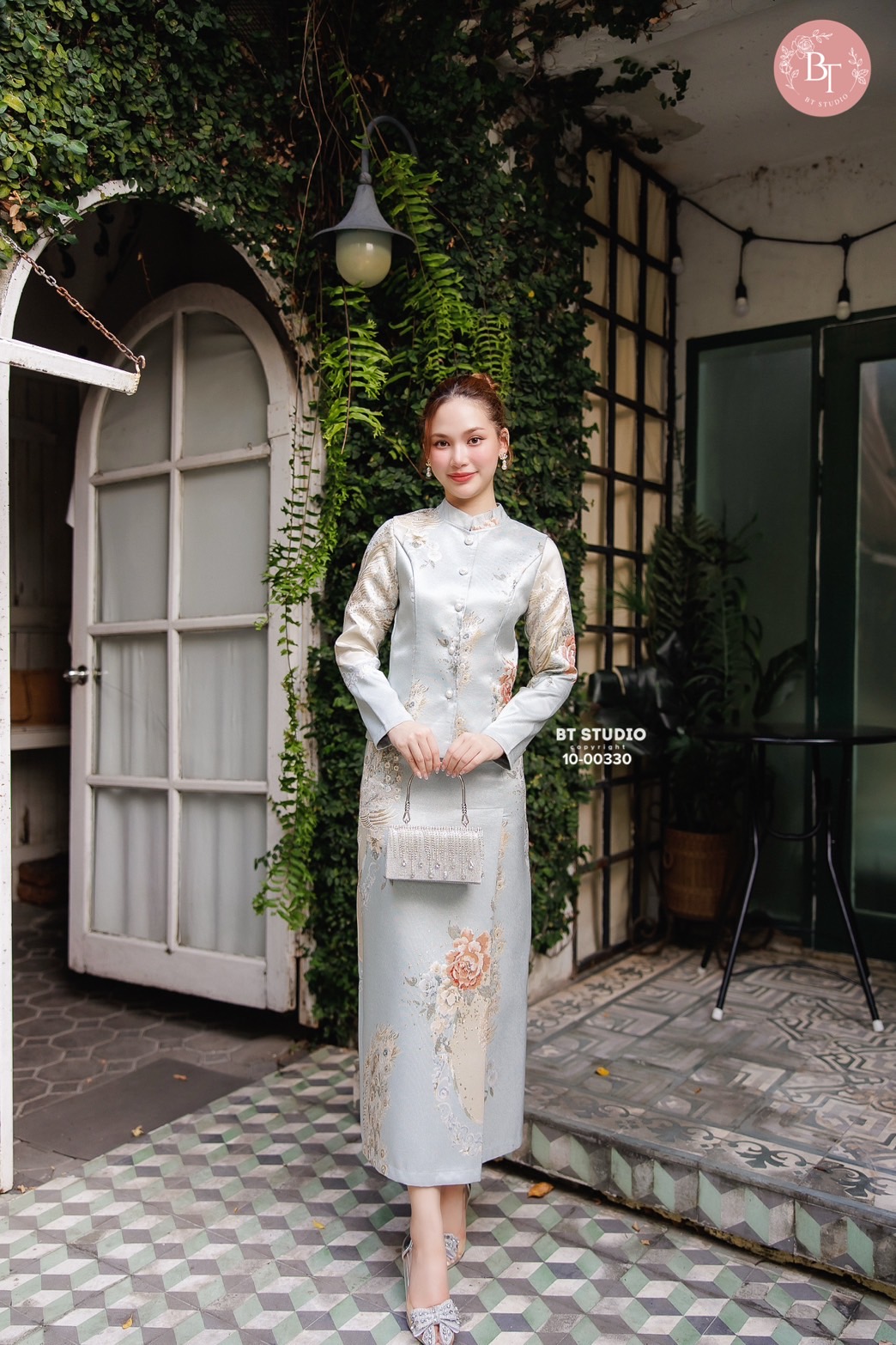 TAG : BT studio DETAIL : เซท 2 ชิ้น เสื้อคอปิดกระดุมหน้าเรียงกัน กระดุมมุกใช้งานได้จริง แขนยาว มาพร้อมกระโปรงผ้าถุงประยุกต์ งานผ้าทอปักลาย เนื้อผ้าดีคัตติ๊งสวยซับในเป๊ะ