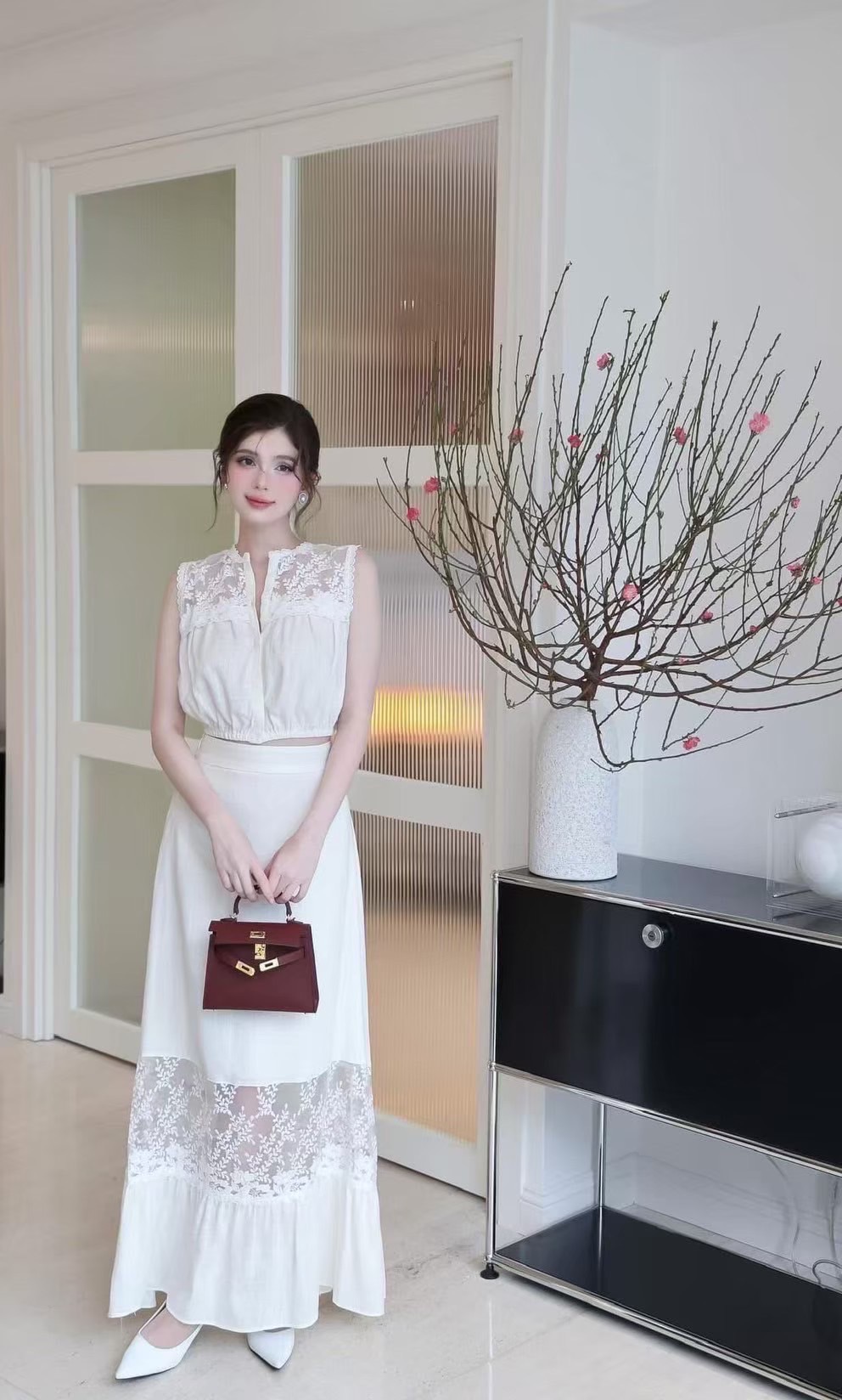 Setเสื้อโทนสีขาว งานผ้าดี๊ดี ผ้าดีมาก ทรงปล่อยๆ ใส่สบายๆ ด้านบนแต่งซีทรูลูกไม้ ด้านหน้ามีกระดุมใช้งานได้จริง ช่วงเอวเสื้อแต่งสม๊อคยืดหยุ่นได้ตามลำตัว ใส่ได้ทุกโอกาส!!! +++ มาพร้อมกระโปรงยาว เนื้อผ้าแต่งสลับผ้าลูกไม้เนื้อดีฝุดๆ ที่แมชกันได้อย่างลงตัว มีซับ