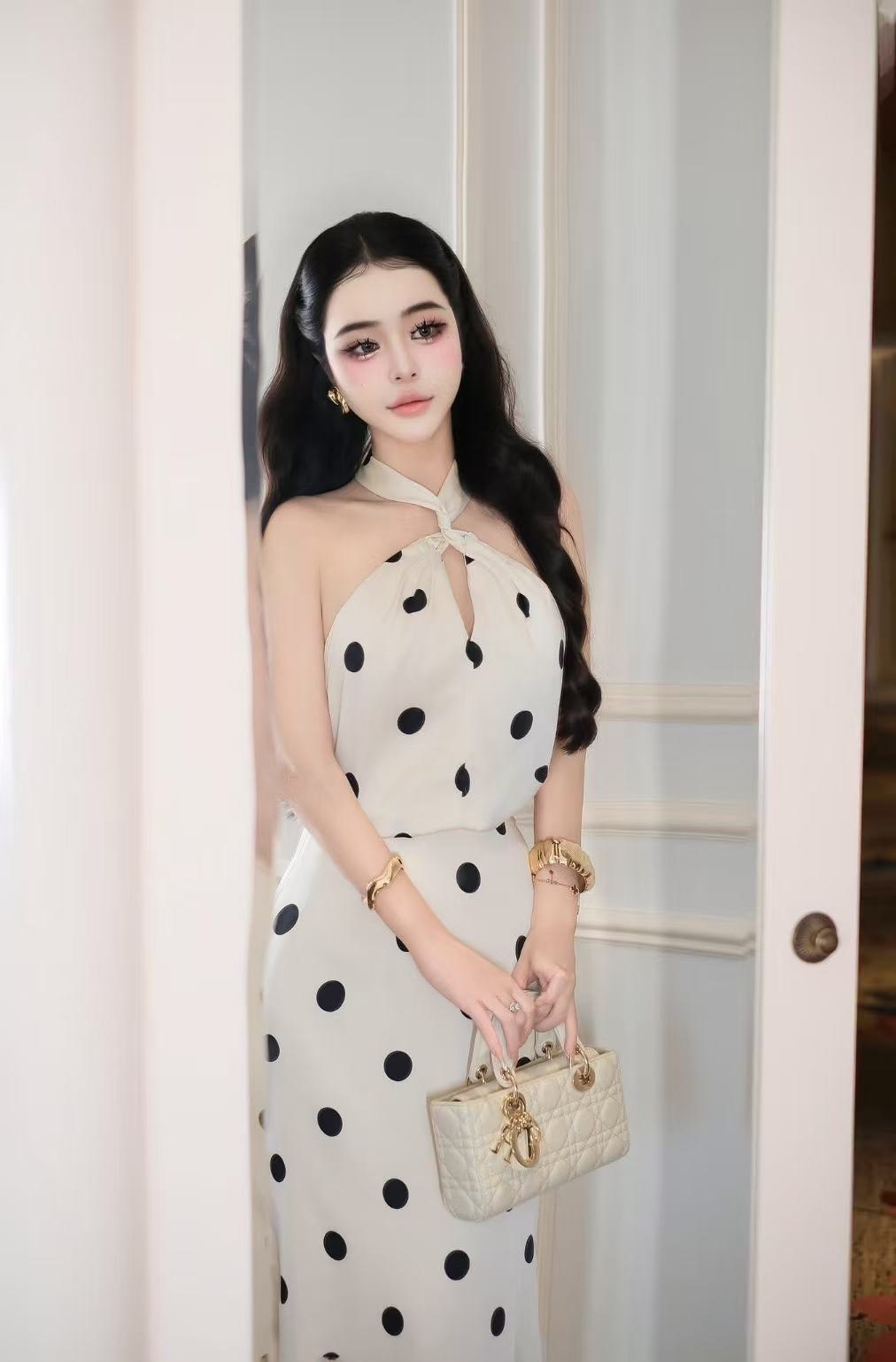 Set2 ชิ้น เสื้อทรงฮอลเตอร์ผูกคอด้านหลัง ดีเทลจับจีบตรงอก (อกเสริมฟองน้ำ ซิปข้าง )มาพร้อมเข็มกลัดเพิ่มความเก๋ มีซับใน กระโปรงยาวพริ้วสวยเข้ารูป แต่งชับในสีขาว (ซิปหลัง) เนื้อผ้าซาตินอย่างดี ลาย polka dot