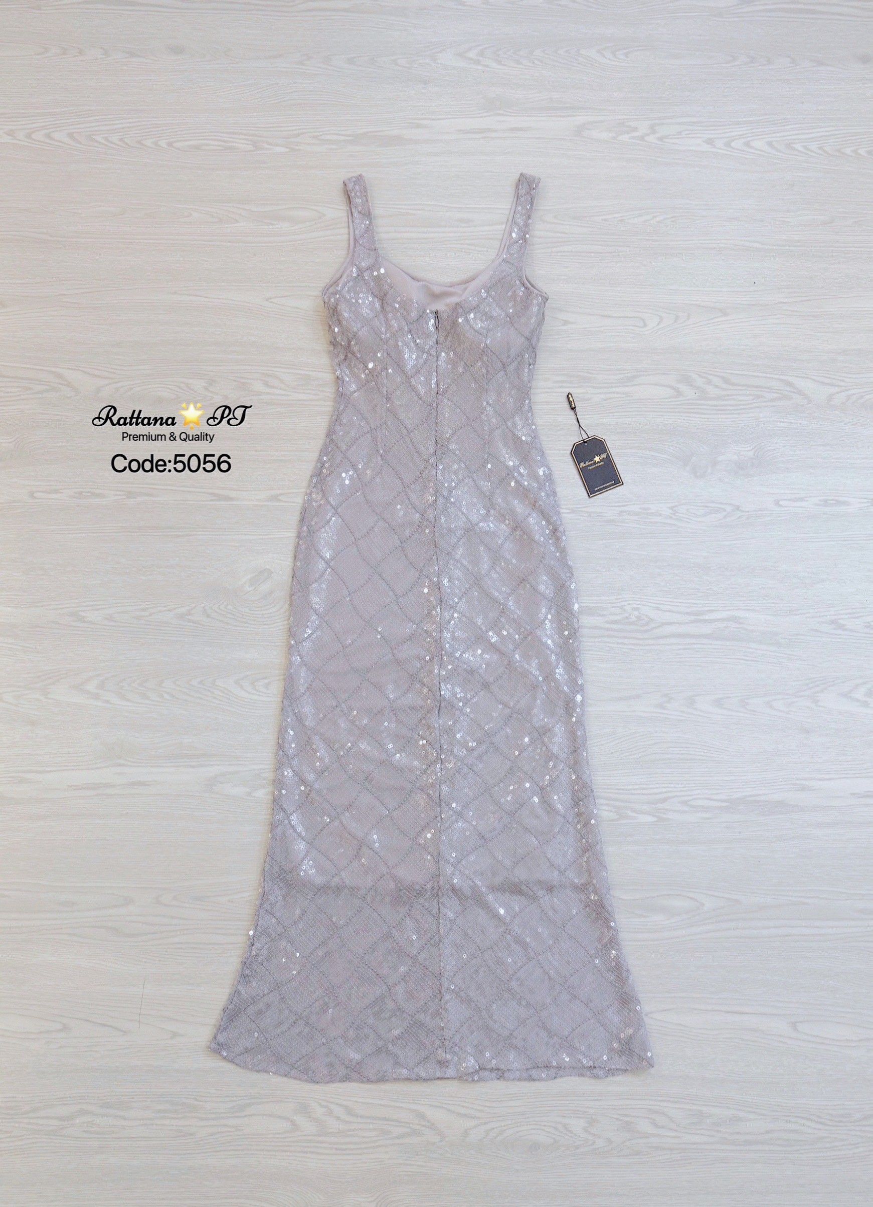 เดรสสุดหรู งานสวยมากๆ เนื้อผ้าเป็นหริศเตอร์ คือสวยเด่นมีออร่า หน้าอกมีฟองน้ำ ชุดมีซับใน มีซิบด้านหลัง ใส่เที่ยวออกงาน ดินเนอร์ งานแต่ง ปาตี้กับเพื่อน รับรองสวยแพง ช้าไม่ได้แล้วคร้า ของสวยๆหมดไวจัดด่วน