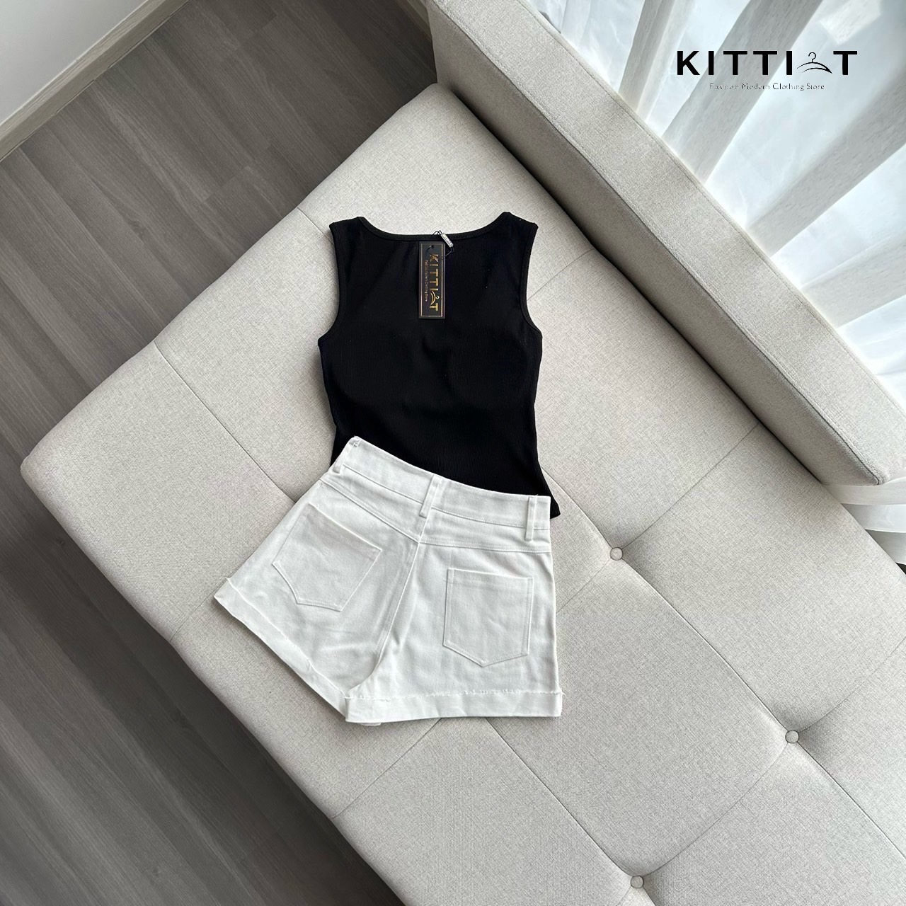 SET (2) ชิ้น เสื้อ+กางเกง เซทขายดี ใส่สวย ลองเล้ยย ตัวเสื้อเป็นผ้ายืด ช่วงหน้าอก คือ จึ้งมาก เว้าลึก มีตกแต่งด้วยโครงเล็ก มีฟองน้ำเสริมอก เนื้อผ้านิ่มใส่สบาย มาพร้อมกางเกง คู่ใจ ผ้ายีนส์ มีกระเป๋า หน้า หลัง รุ่นนี้ ใครรอ เอฟ เลย จึ้ง #กิตติ_ที #KITTI_T #เ