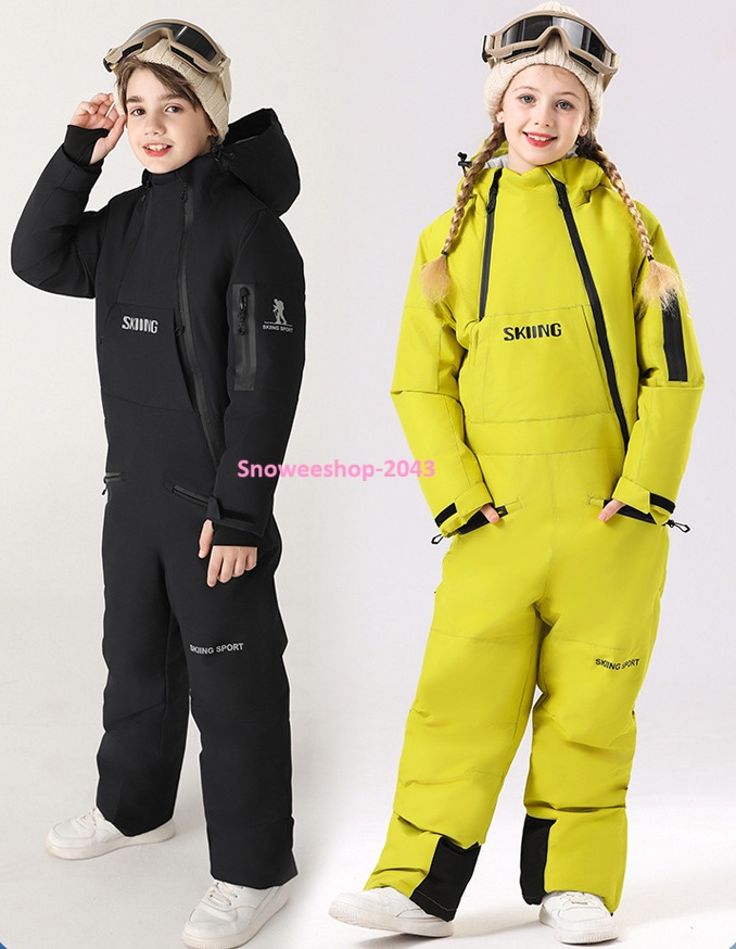 หนาวแค่ไหน…ลูกก็สนุกได้เต็มที่ พาลูกไปลุยหิมะ เที่ยวเมืองหนาว หรือเล่นสกี มั่นใจได้ว่าอุ่นสุดๆ + ปลอดภัยจากลมแรงและหิมะ ชุดสกีเด็กบอดี้สูทแบบชิ้นเดียว หนา อบอุ่น กันน้ำ กันลม กันหิมะ ทนต่อการสึกหรอ ลูกวิ่งเล่นหรือหกล้มก็หายห่วง มีฮู้ดคลุมหัว ป้องกันลมหนาว
