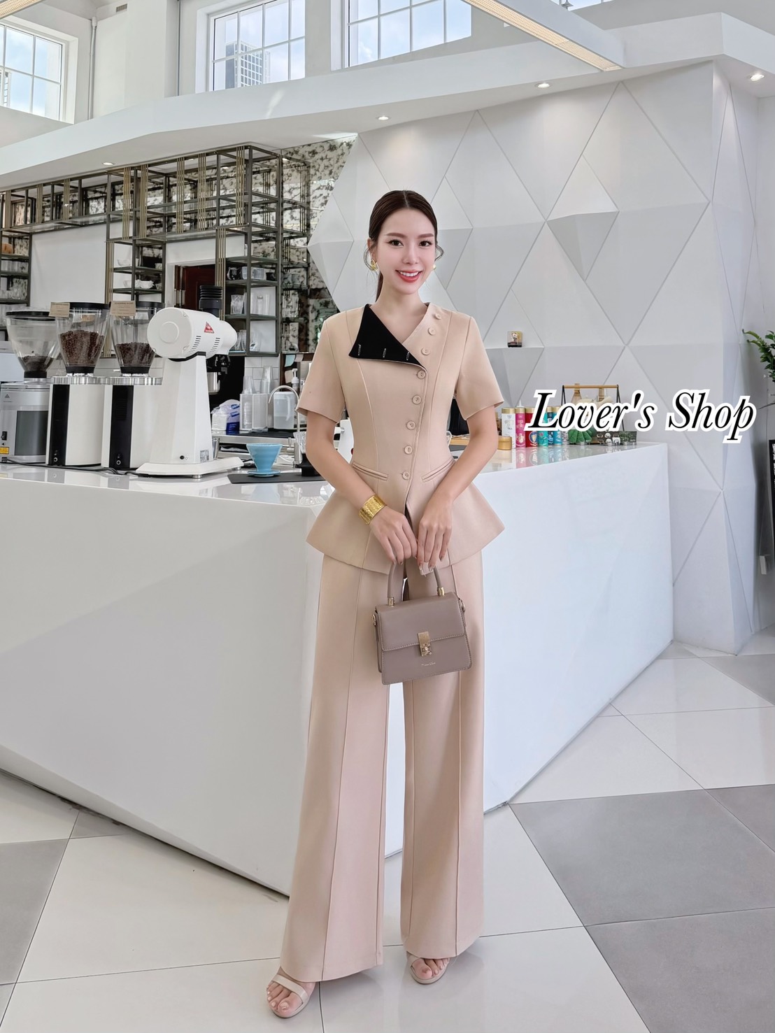 Teg : Lover’s Shop Detail : Set เสื้อ+กางเกง เป็นเซ็ตที่ดีไซน์เก๋ เรียบหรูดูดี ดีเทลเสื้อทรงแขนสั้น (ช่วงปกพับหรือจะติดกระดุมก็ได้ค่ะ) กระดุมหน้า กระเป๋าเสื้อเป็นงานตกแต่งนะคะใช้งานไม่ได้ ตัวเสื้อมีซับในอย่างดีค่ะ แม็ทกับกางเกงขายาวทรงเอวสูง