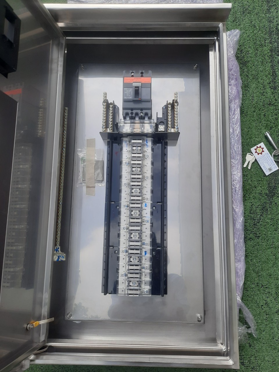 LOAD CENTER 100A ตู้สแตนเลส 304 มีหลังคาสโลป W450xH800xD152mm. (42ช่อง)