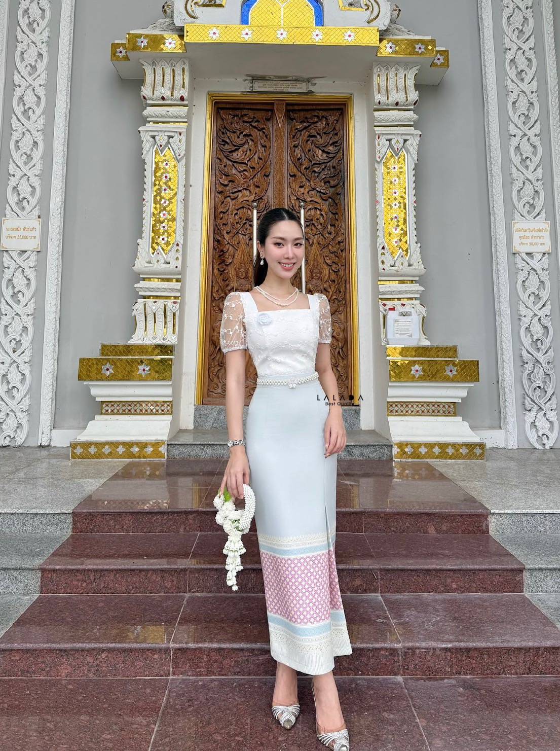 คอลผ้าไทย ชุดทำบุญ ชุดไปงาน พร้อมส่งค่ะ เสื้อลูกไม้คอเหลี่ยมมีแขน อกเสริมฟองน้ำ + เข็มกลัดดอกไม้ + เข็มขัด ( เข็มขัดยืดได้ ) +สร้อยลูกปัดมุกที่คอ สุดคุ้มมากค่ะ แมทช์กับผ้าถุงสำเร็จพิมพ์ลายโทนสีเขียวอ่อน