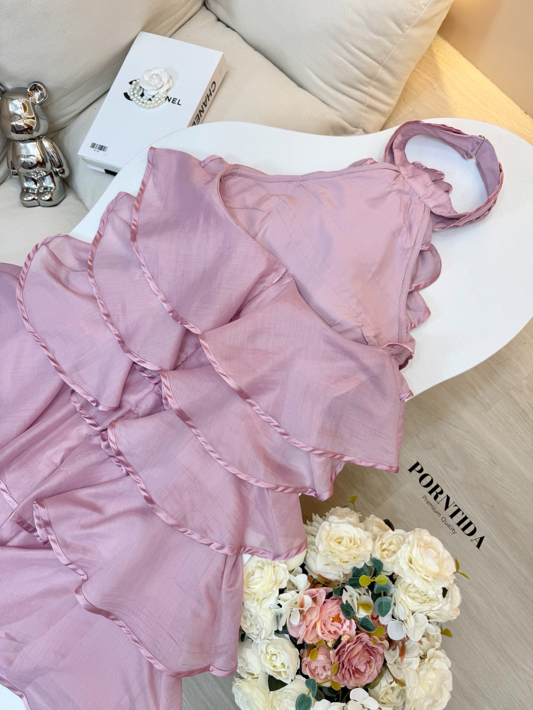 ชุดเดรสสีชมพู ชุดเดรสคล้องคอแต่ง แต่งดอกกุหลาบด้านหน้า เป็นชุดเดรสชั้นรุ่นนี้สวยมาก