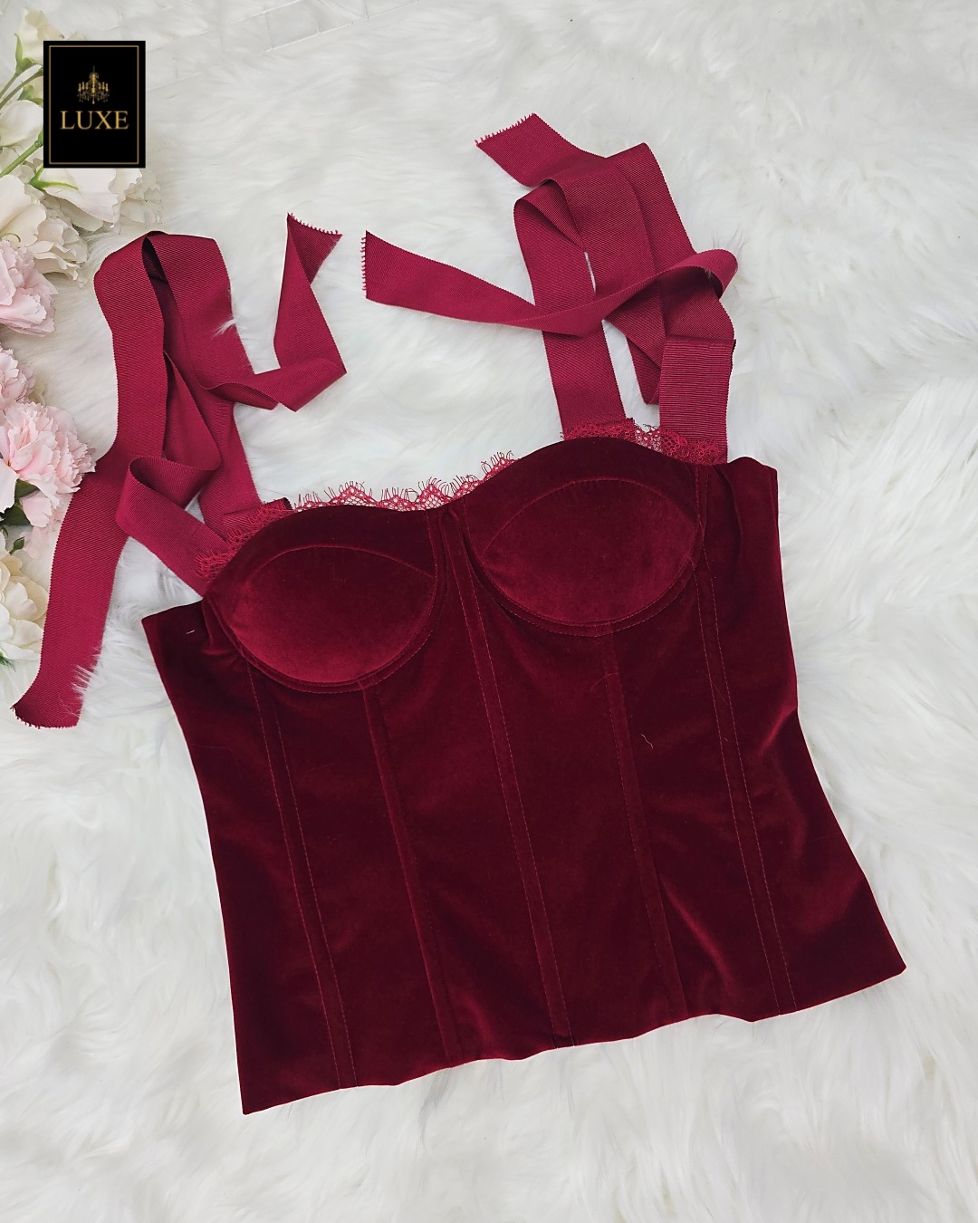 Label : LUXE ชุดเซ็ท กระโปรง+ เสื้อสายเดี่ยวสไตล์คอร์เซ็ตบรา ผ้ากำมะหยี่เนื้อนุ่มยืดหยุ่น มีโครงทั้งเก็บและดันทรงสวย แต่งลูกไม้ที่ตัวเสื้อ สายริบบิ้นผูกโบว์ที่ไหล่ปรับระดับได้ตามสรีระ คัตติ้งเนี้ยบ ด้านหลังมีซิปถอดได้ ช่วยให้สวมสะดวกค่ะ