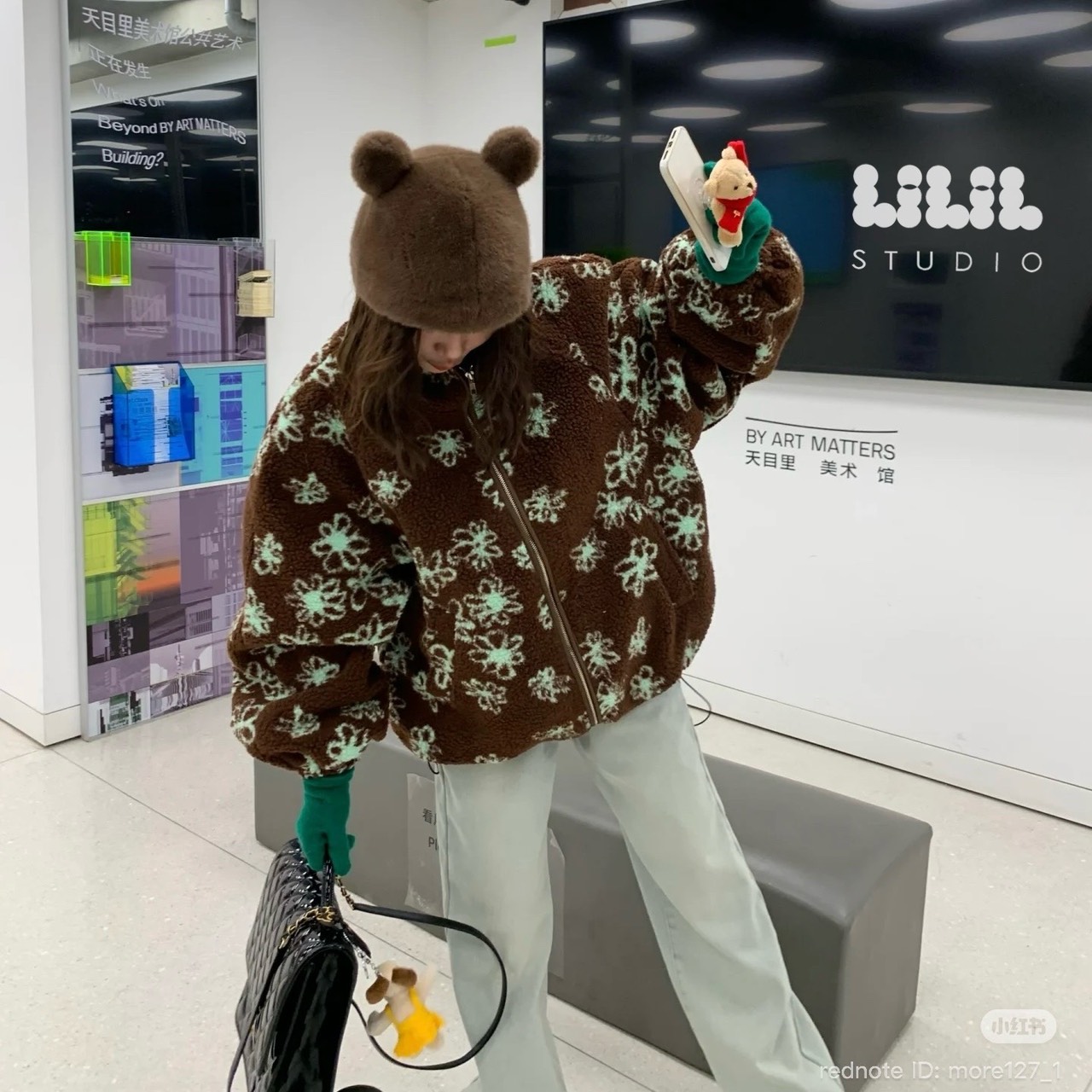 เสื้อกันหนาว งานเสื้อขนแกะลายดอกไม้ ลายโซคิ้วท์ ตัวเสื้อน้ำหนักเบา ความยาวคลุมสะโพก กระเป๋าข้างซิปหน้ารูดสุดถึงคอ เข้าใจนักเดินทางสุด