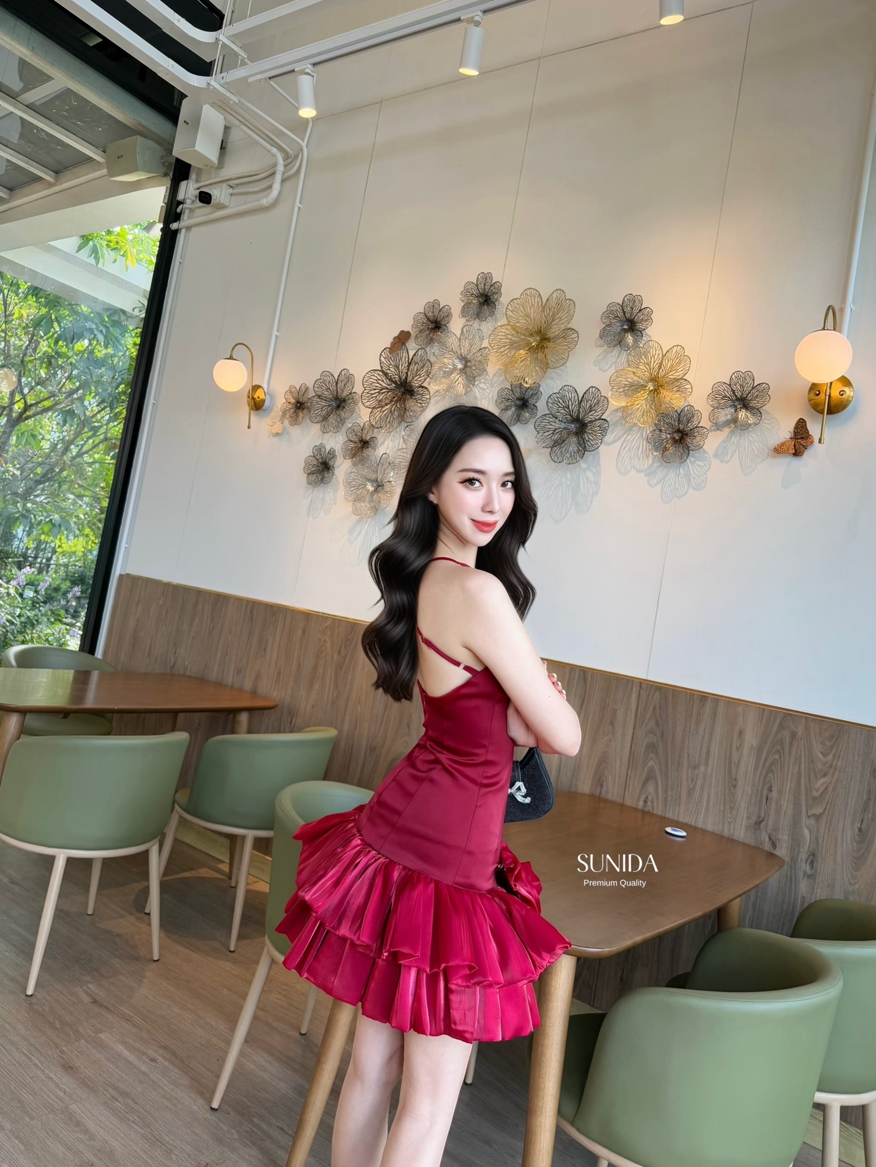 ชุดเดรสสีแดงไวน์ ดอกไม้ใหญ่อลัง ดอกไม้ถอดแยกชิ้นได้ หน้าอกชุดมีพองน้ำสายเสื้อปรับระดับได้ แพตแป๊ะสวย ชุดด้านหลังมีความเว้า ใส่แล้วหุ่นดีมาก มีซีทูตรงหน้าอก ใส่ดินเนอร์ออกงานเรียบหรู มากแม่