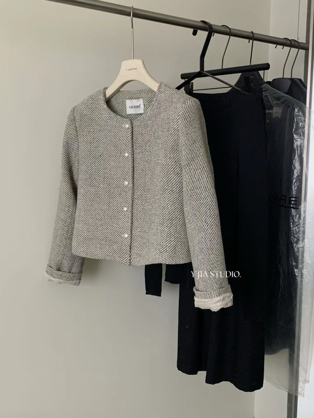 MAYA SHOP 8336# Blazer แขนยาว มีฟองน้ำเสริมบ่า แต่งกระดุมสีเงิน เนื้อผ้าดี มีซับใน